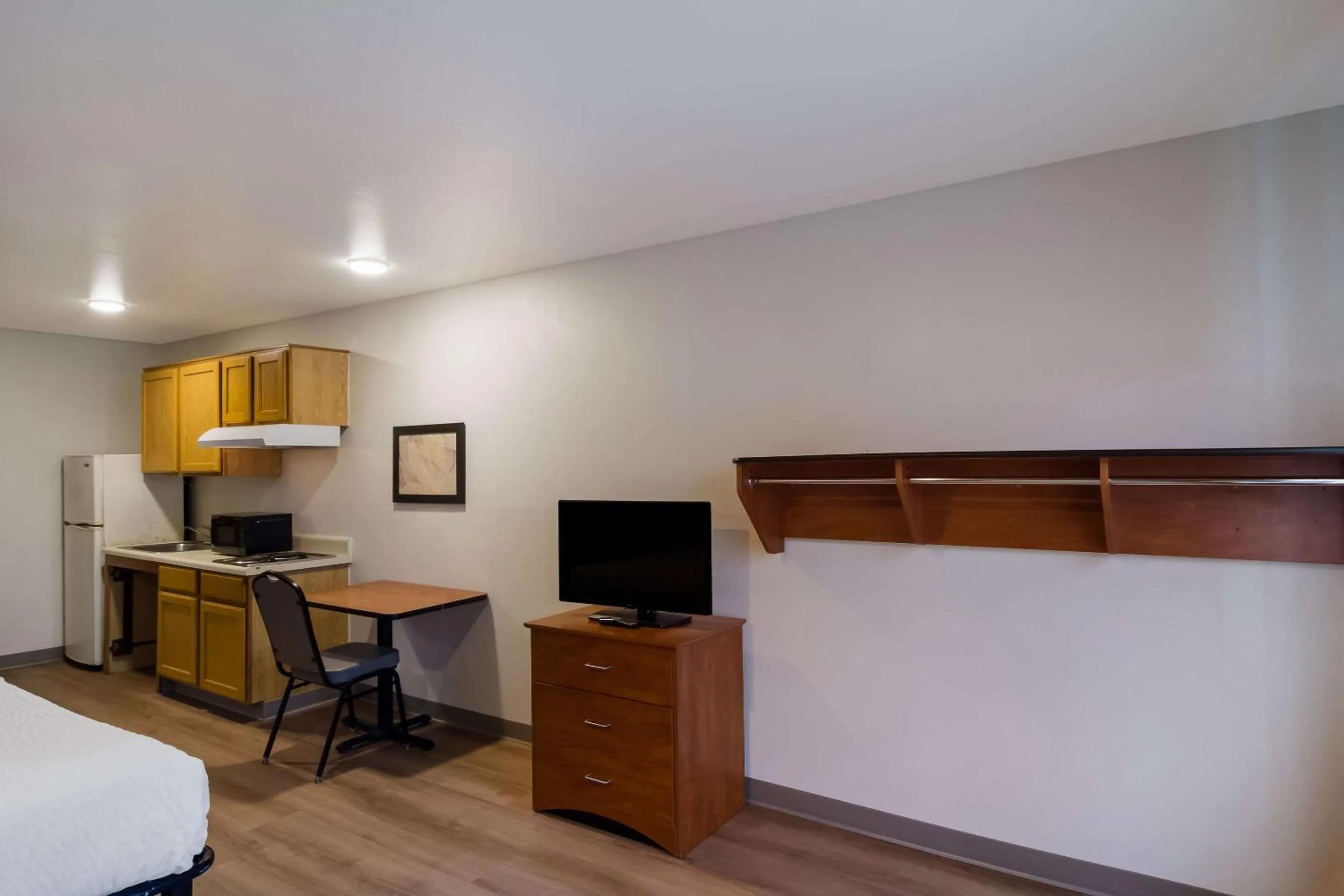 Bedroom in WoodSpring Suites Jacksonville I-295 East