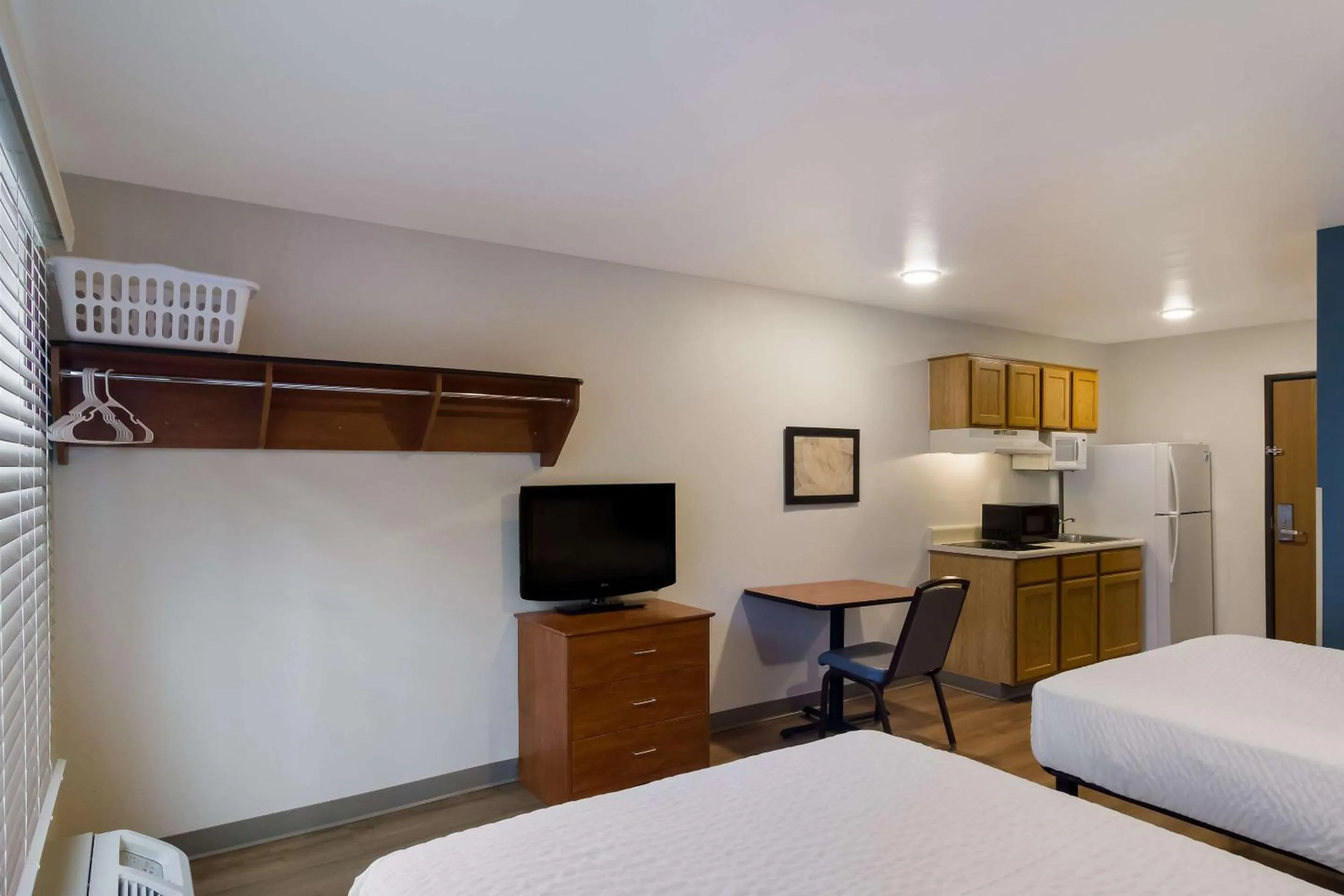Bedroom, Bed in WoodSpring Suites Jacksonville I-295 East