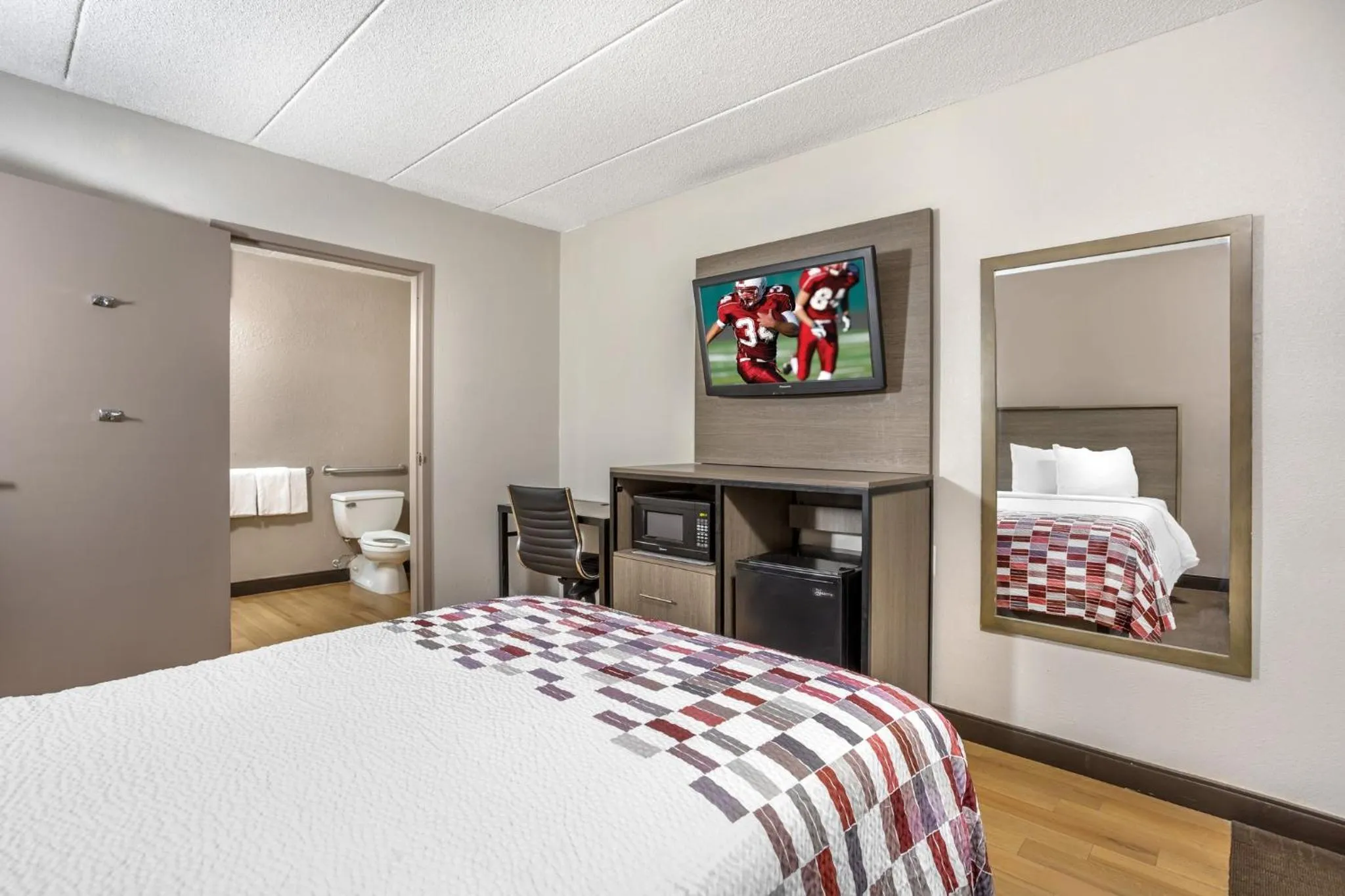 Photo of the whole room, Bed in Red Roof Inn Tinton Falls-Jersey Shore