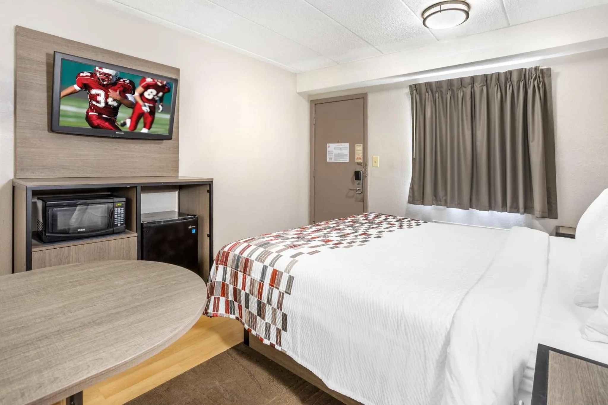 Bedroom, Bed in Red Roof Inn Tinton Falls-Jersey Shore