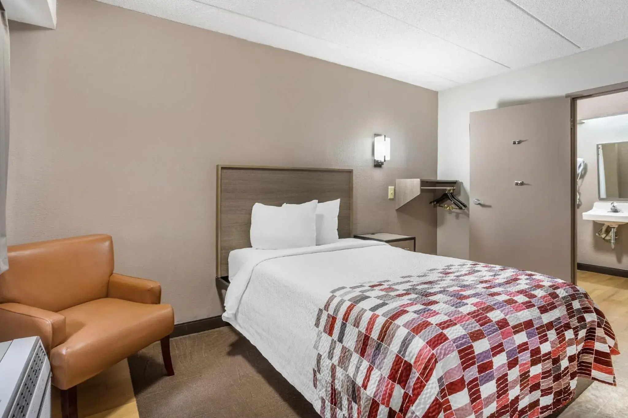 Standard Room with One Double Bed Disability Access Smoke Free in Red Roof Inn Tinton Falls-Jersey Shore Standard Room with One Double Bed Disability Access Smoke Free in Red Roof Inn Tinton Falls-Jersey Shore