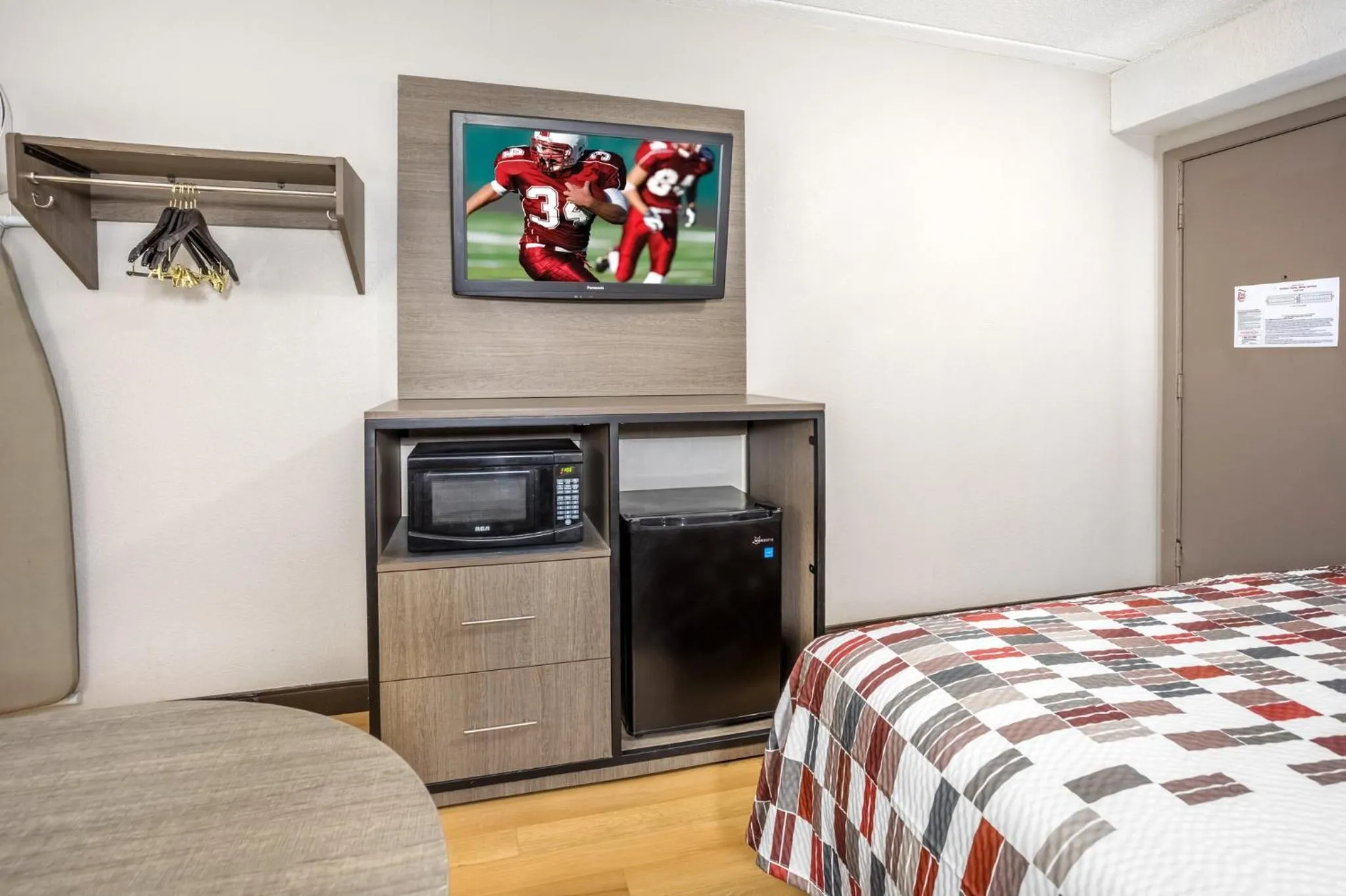 Bedroom, Bed in Red Roof Inn Tinton Falls-Jersey Shore