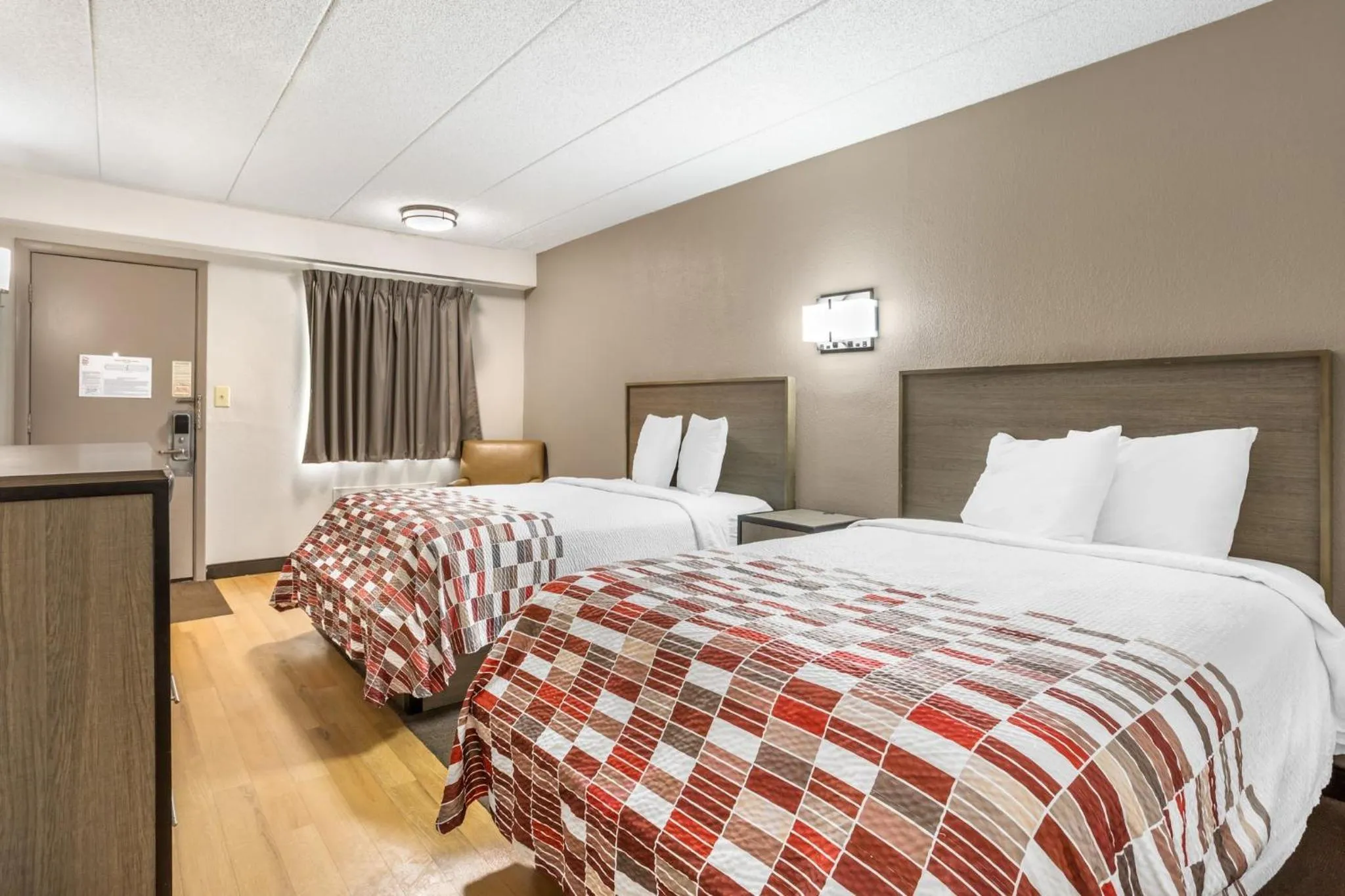 Photo of the whole room, Bed in Red Roof Inn Tinton Falls-Jersey Shore