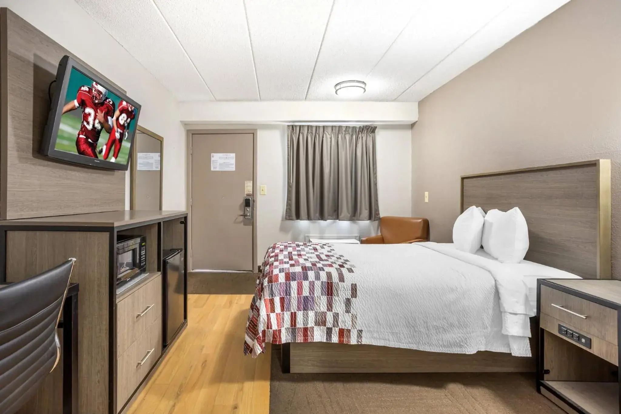 Deluxe Room with One Double Bed Disability Access/Roll-In Shower Smoke Free in Red Roof Inn Tinton Falls-Jersey Shore Deluxe Room with One Double Bed Disability Access/Roll-In Shower Smoke Free in Red Roof Inn Tinton Falls-Jersey Shore