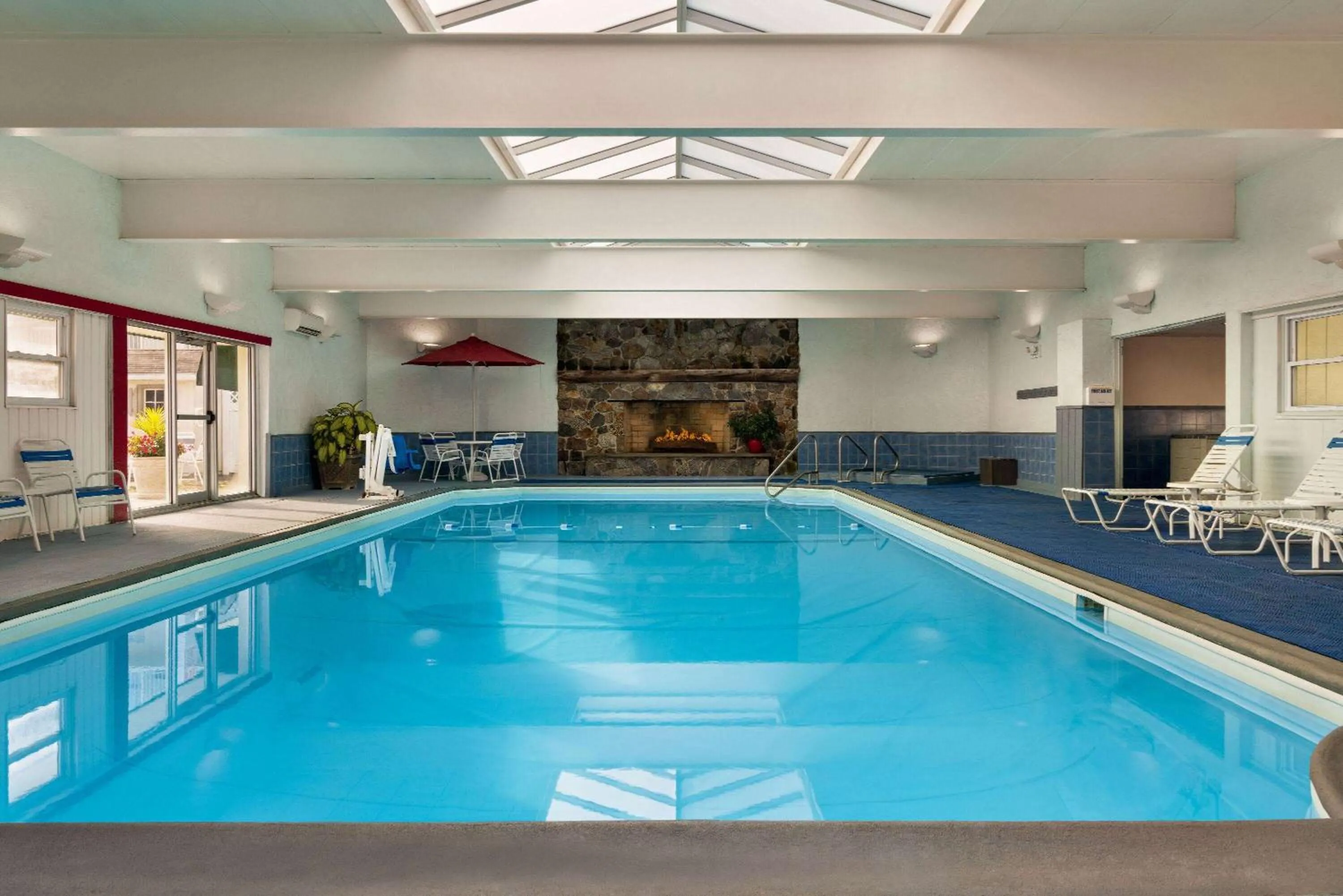 Swimming pool in Ramada Plaza by Wyndham Portland