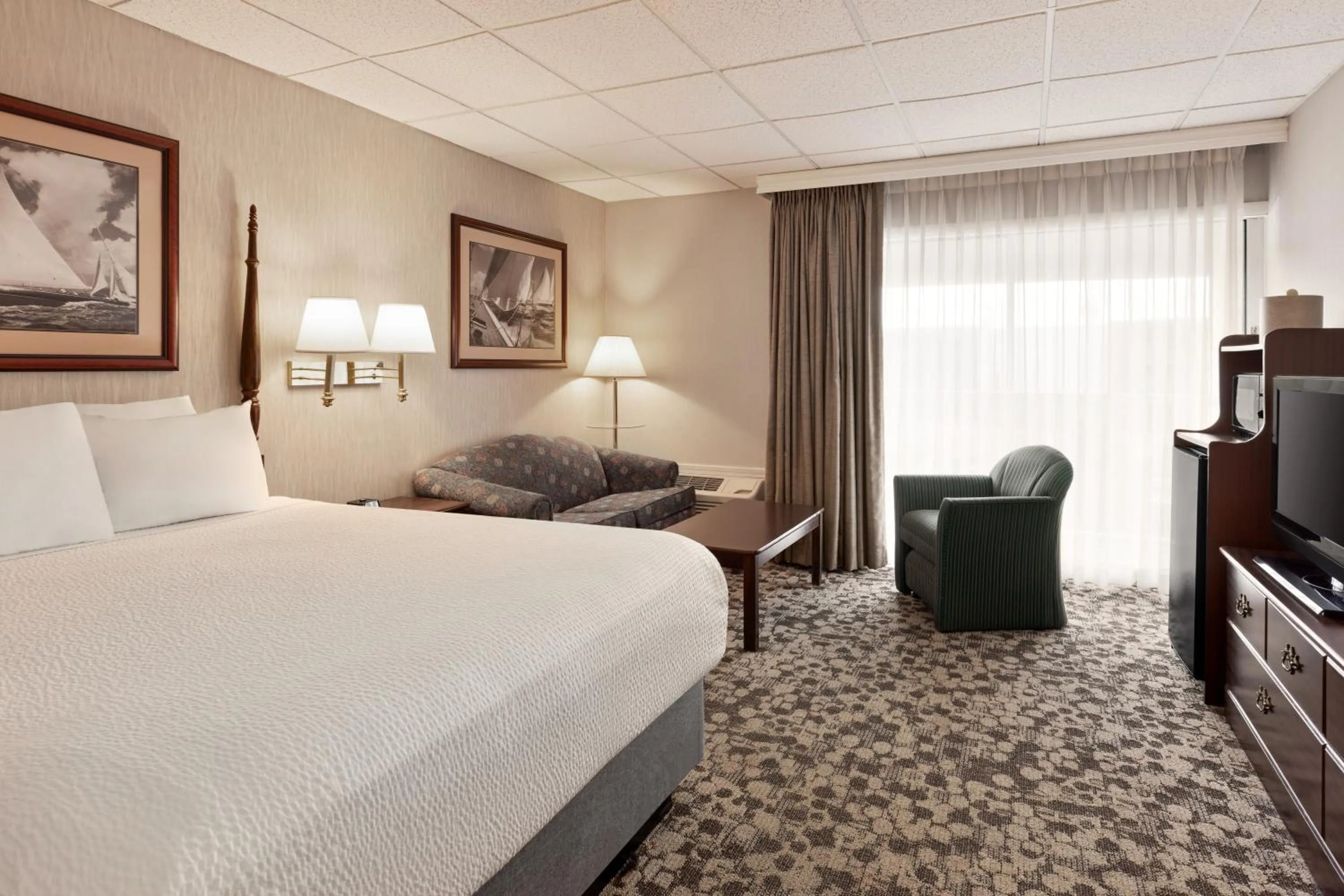 Bedroom, Bed in Ramada Plaza by Wyndham Portland