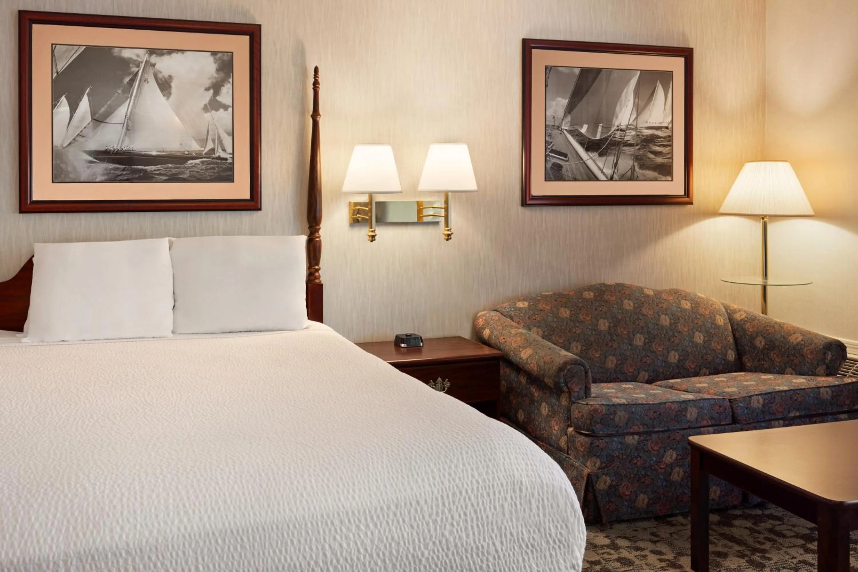 Bedroom, Bed in Ramada Plaza by Wyndham Portland