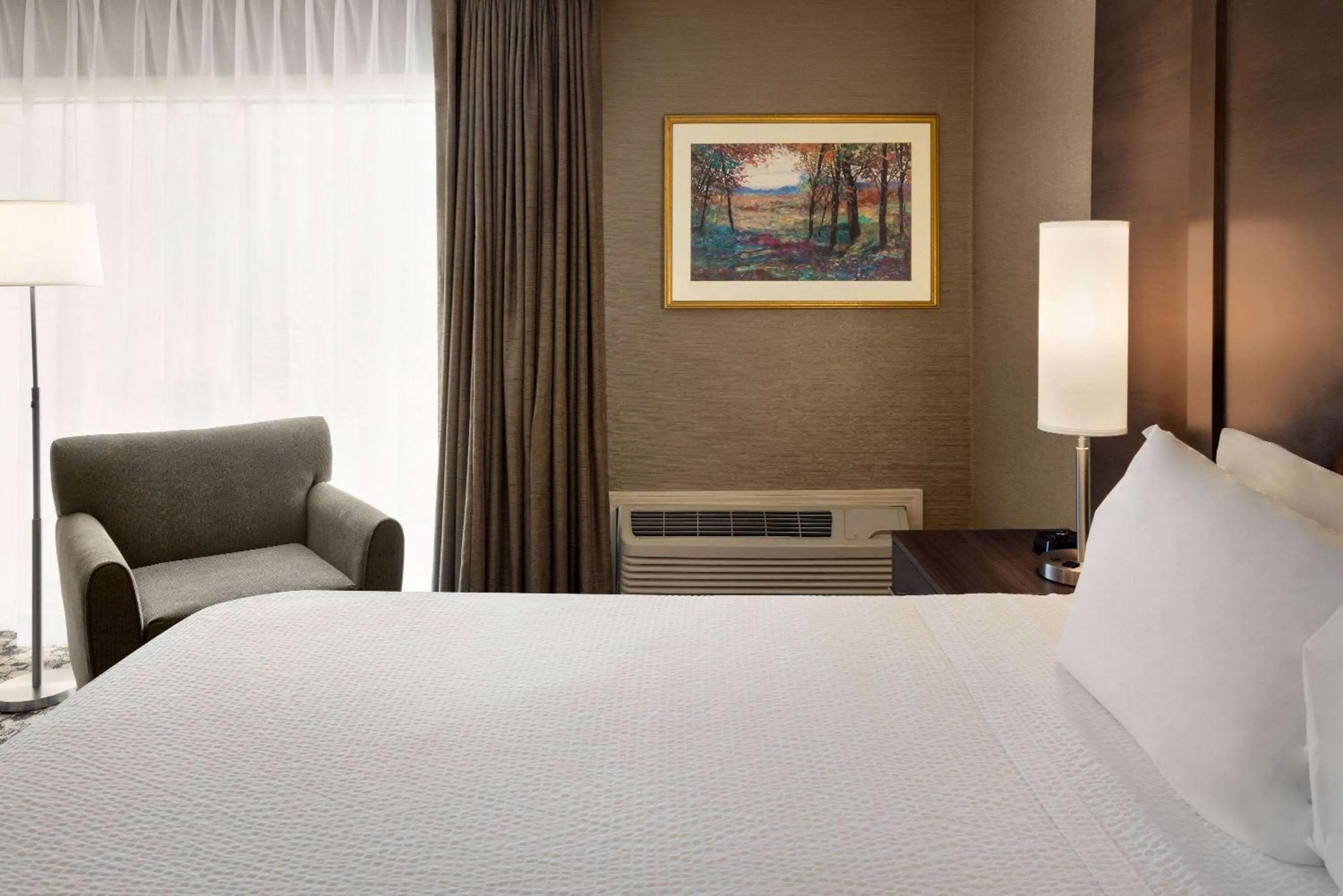 Photo of the whole room, Bed in Ramada Plaza by Wyndham Portland