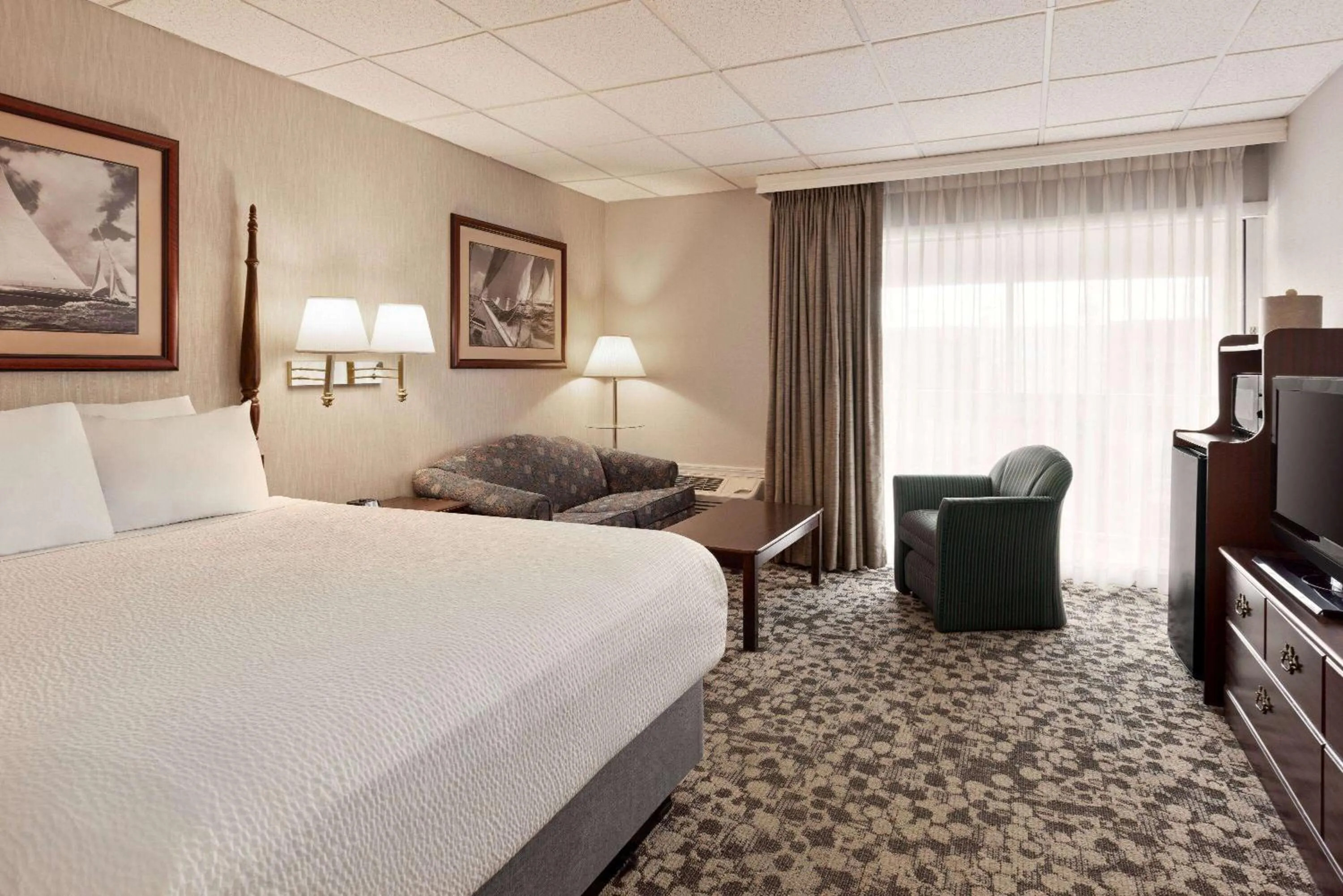 Photo of the whole room, Bed in Ramada Plaza by Wyndham Portland