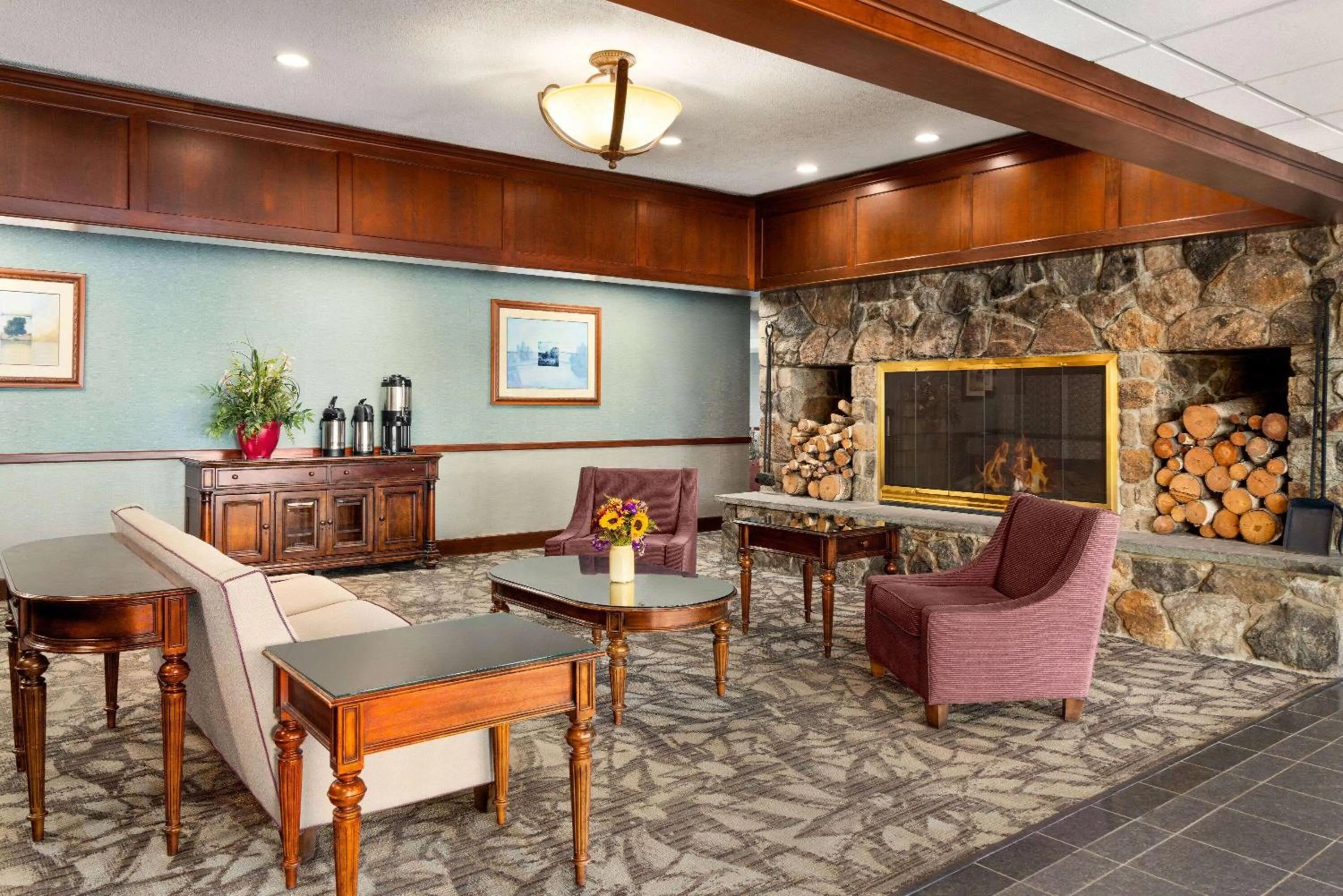 Lobby or reception in Ramada Plaza by Wyndham Portland