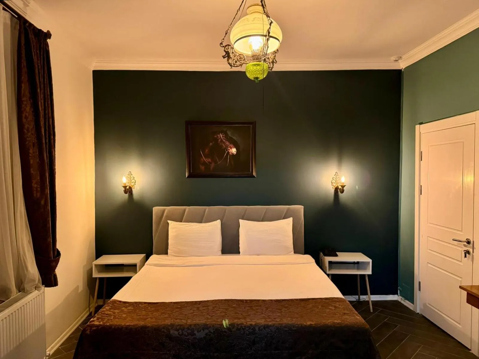 Bed in THE RED HORSE HOTEL