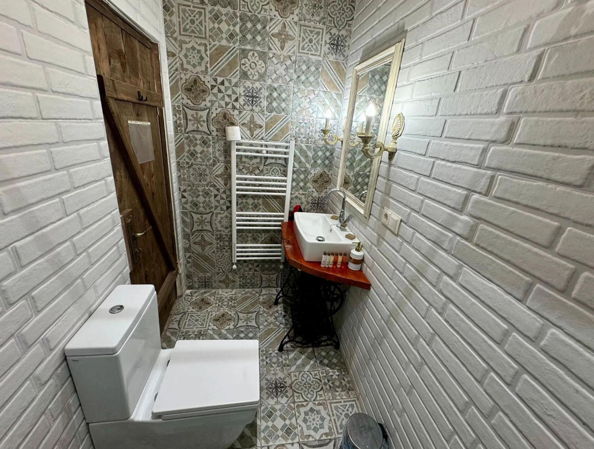 Bathroom in THE RED HORSE HOTEL
