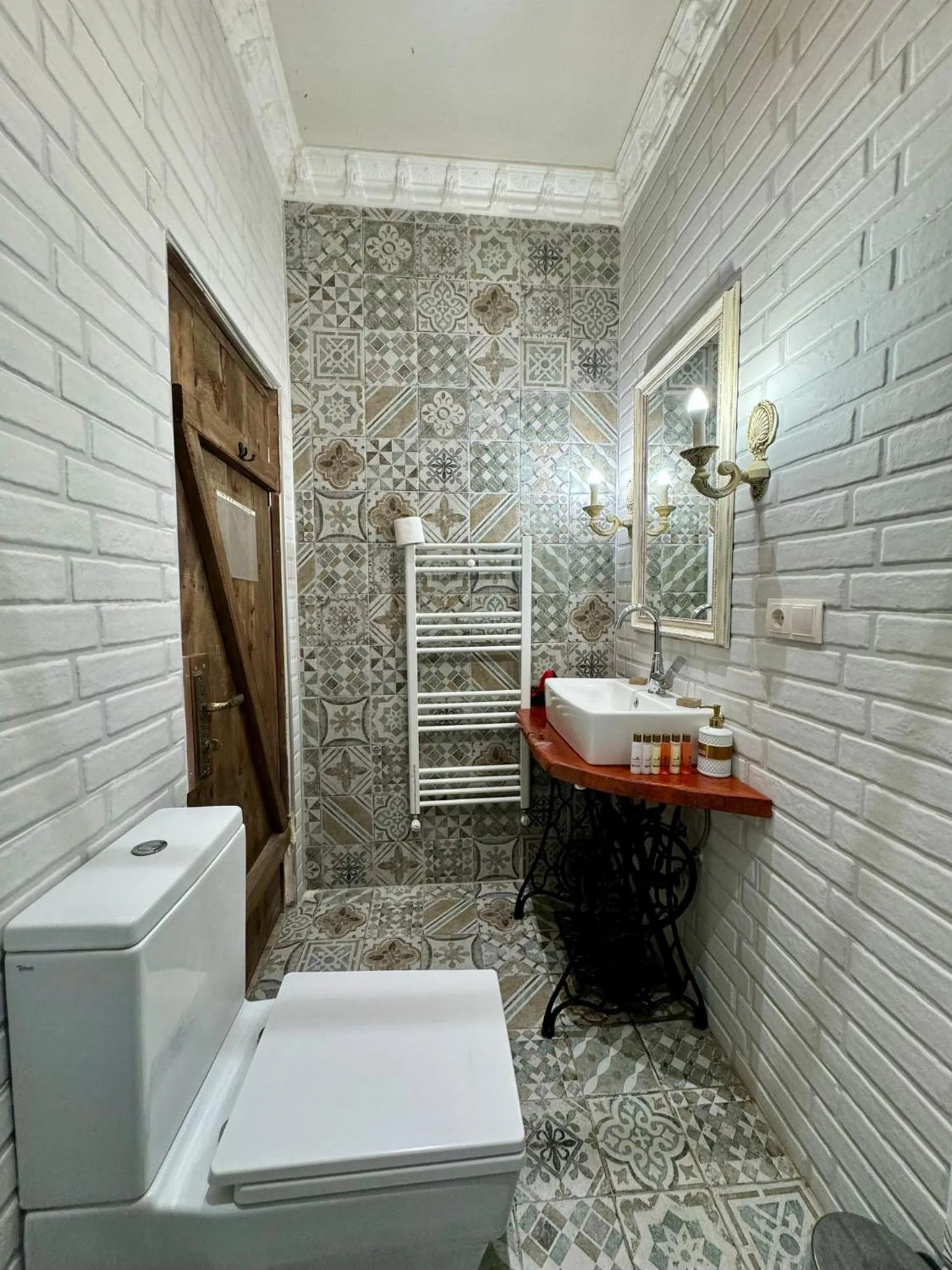 Bathroom in THE RED HORSE HOTEL