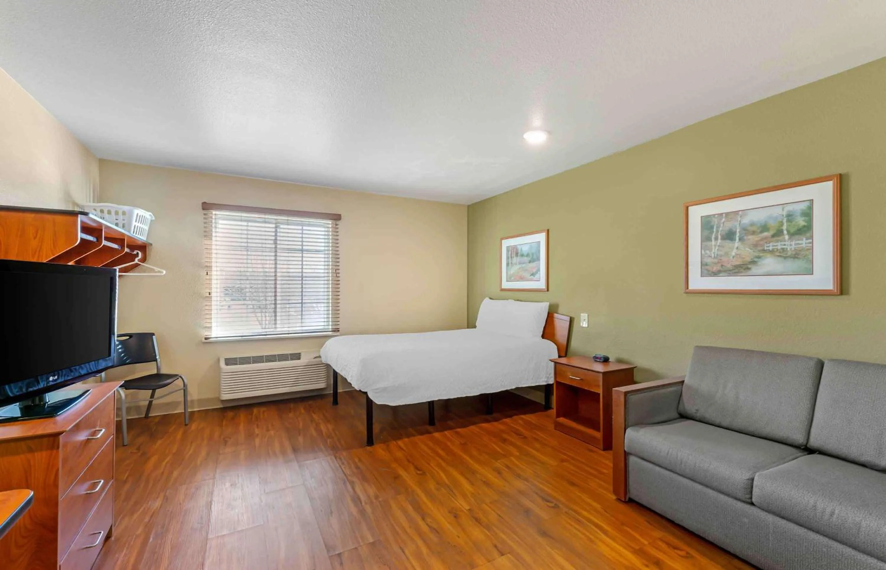 Bedroom in Extended Stay America Select Suites - Cleveland - Mentor