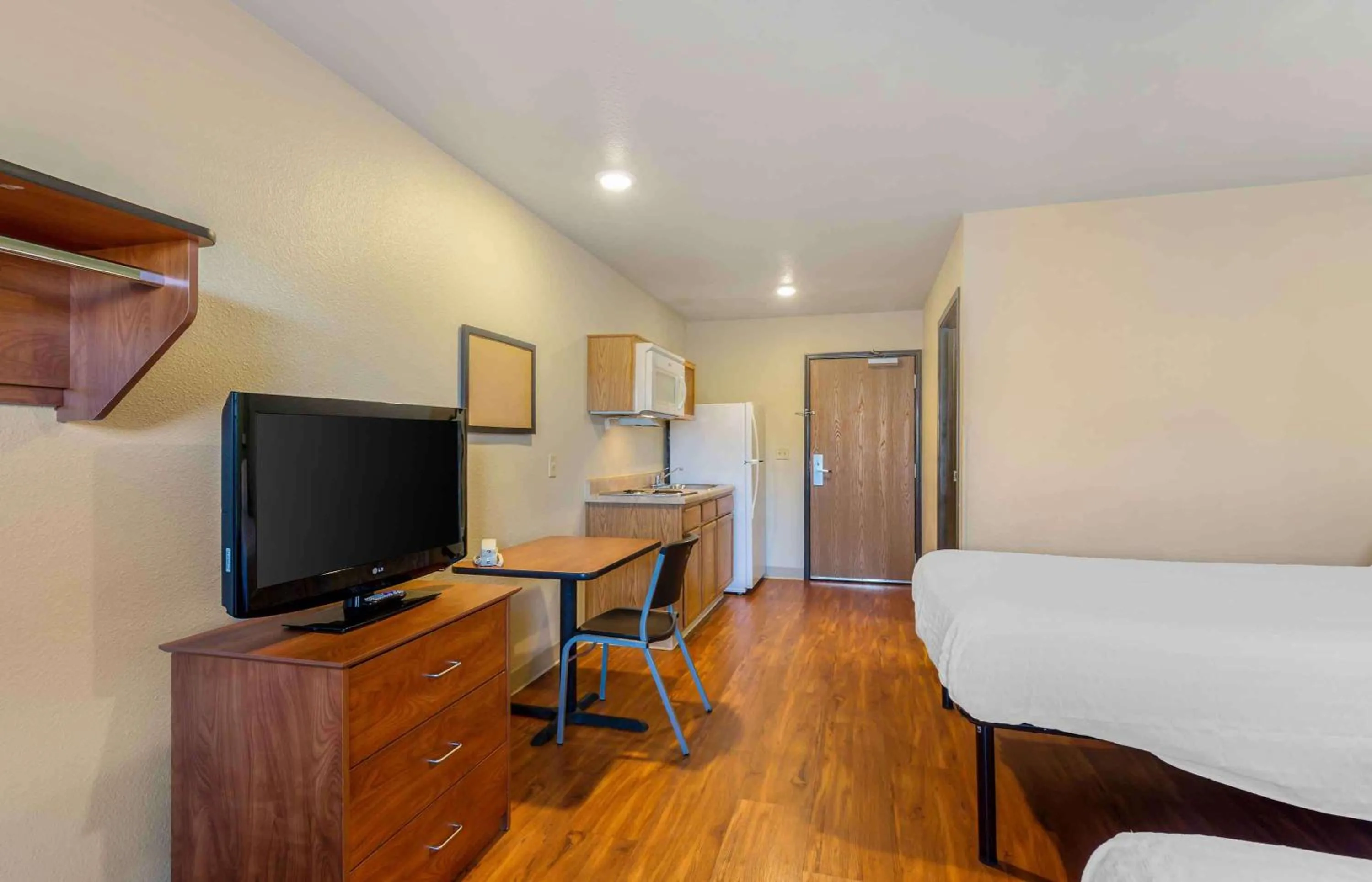 Bedroom, Bed in Extended Stay America Select Suites - Cleveland - Mentor