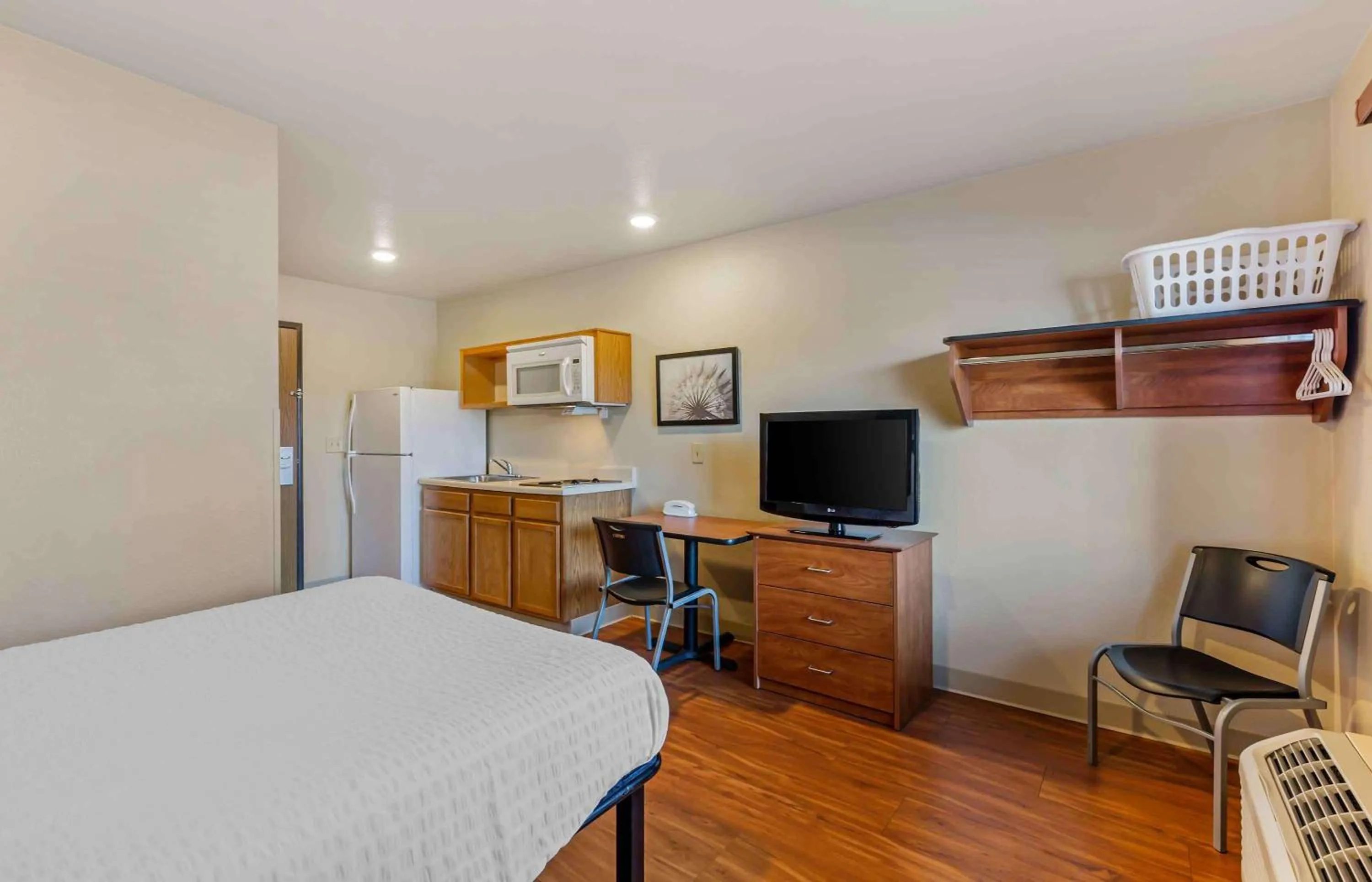 Bedroom in Extended Stay America Select Suites - Cleveland - Mentor