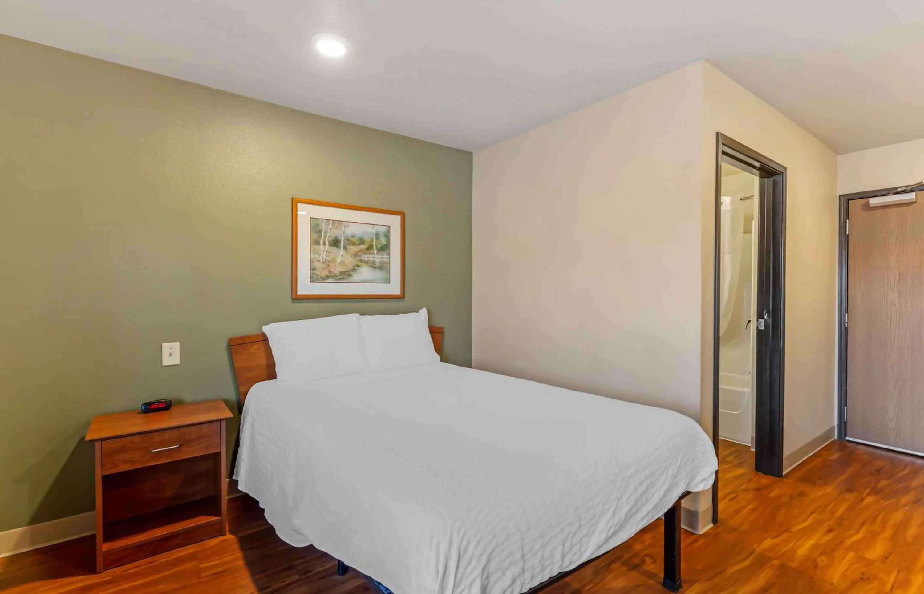 Bedroom, Bed in Extended Stay America Select Suites - Cleveland - Mentor