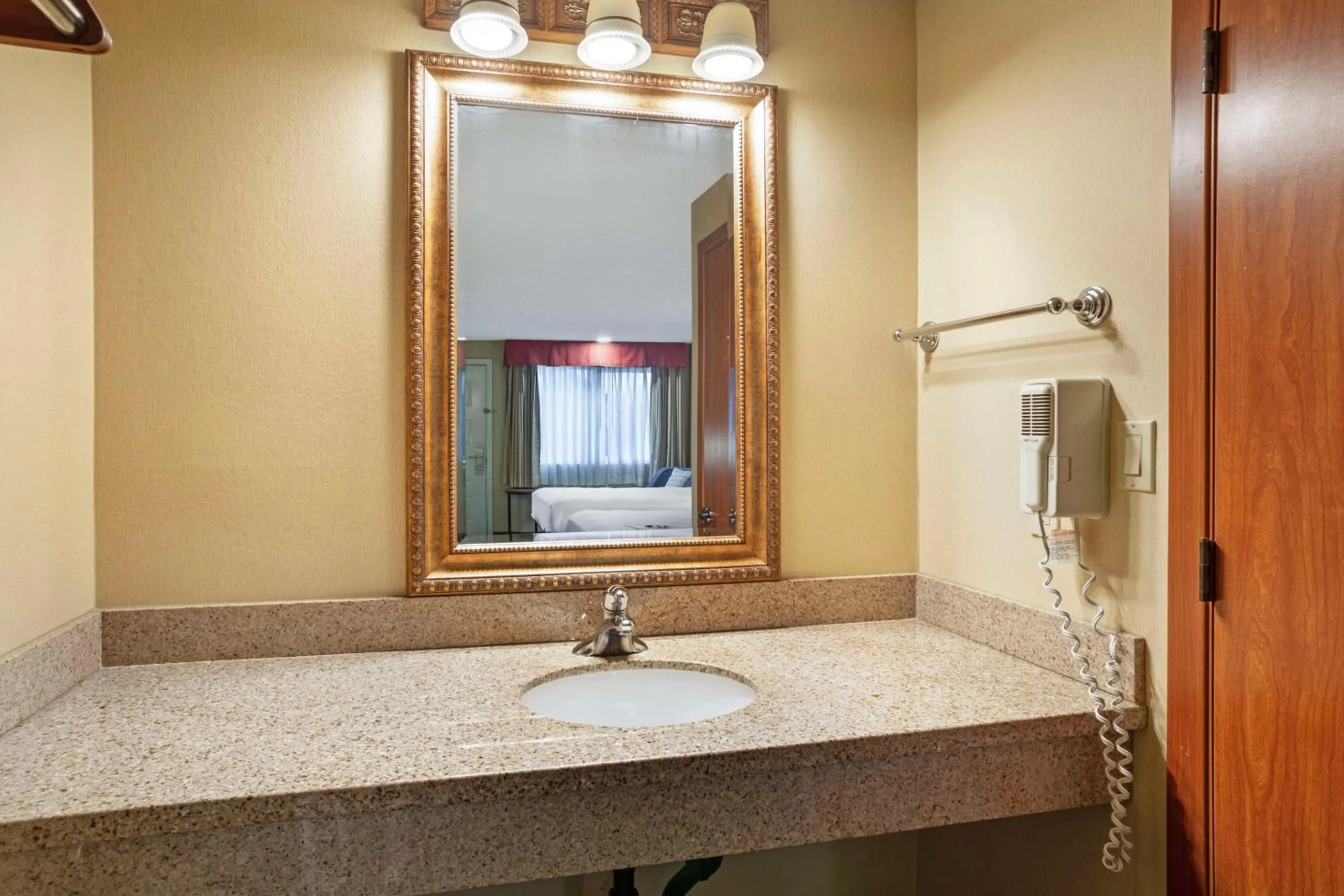 Bathroom in Best Western Shadow Inn