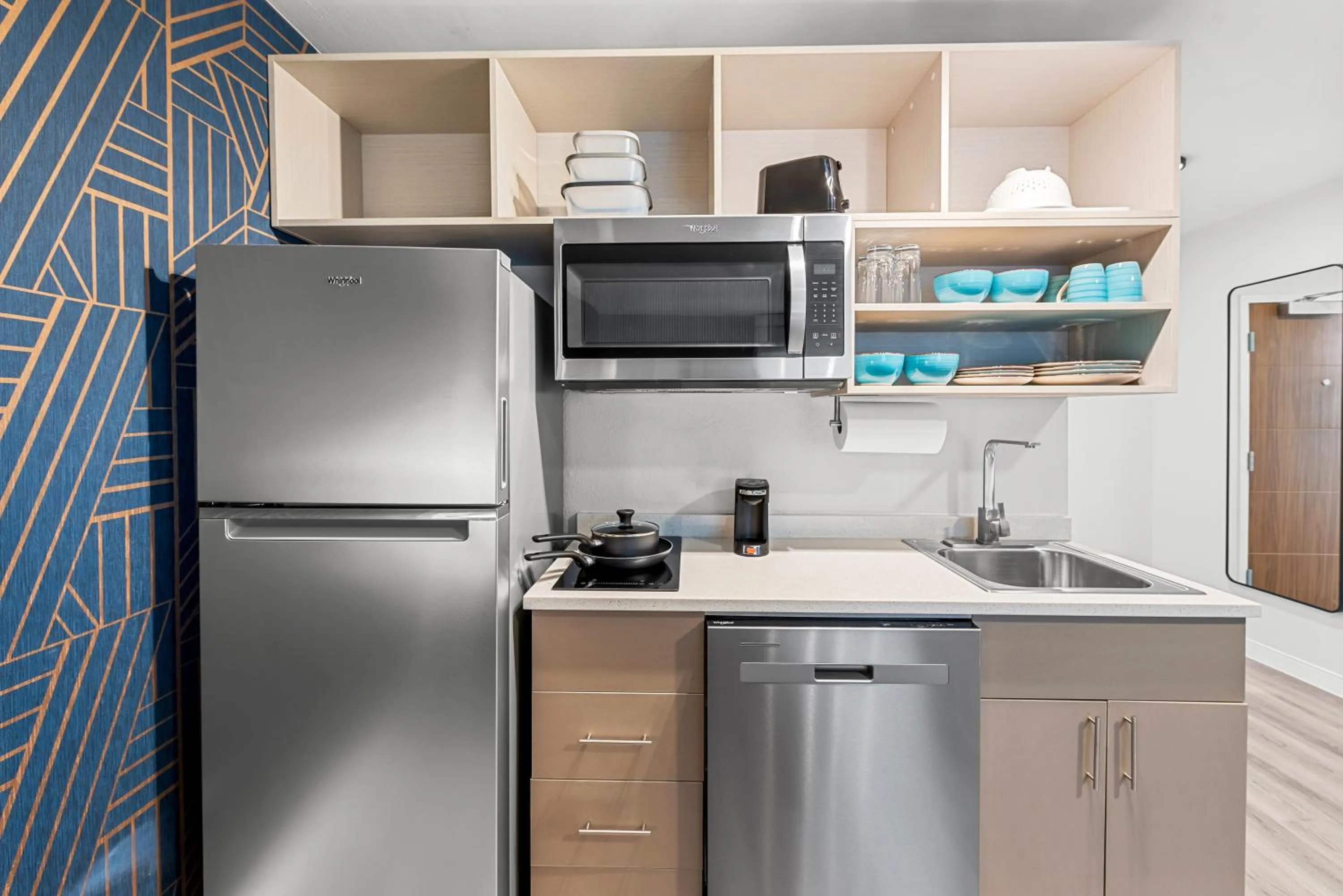 Kitchen or kitchenette in Suburban Studios Columbus North