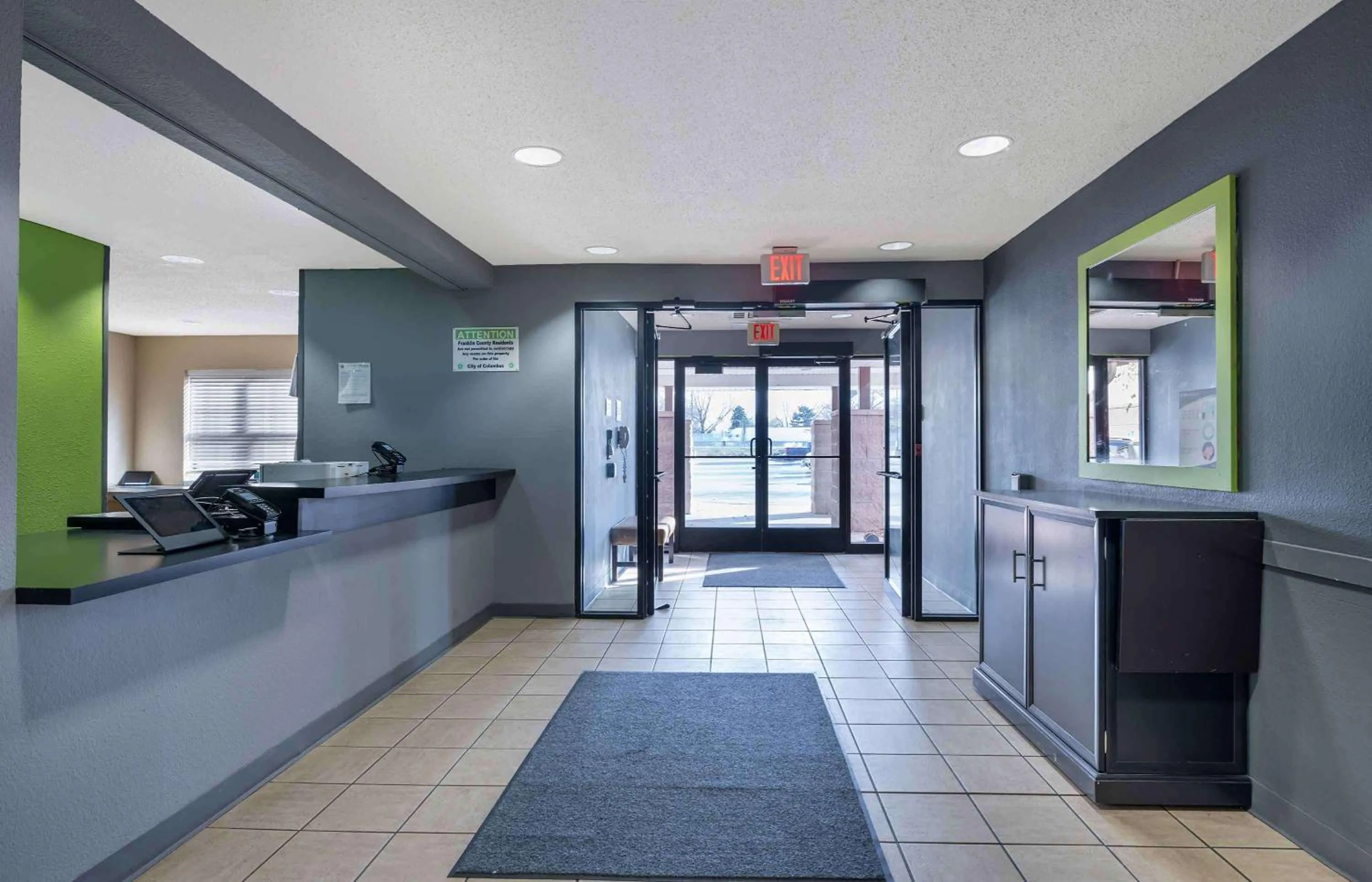 Lobby or reception in Suburban Studios Columbus North
