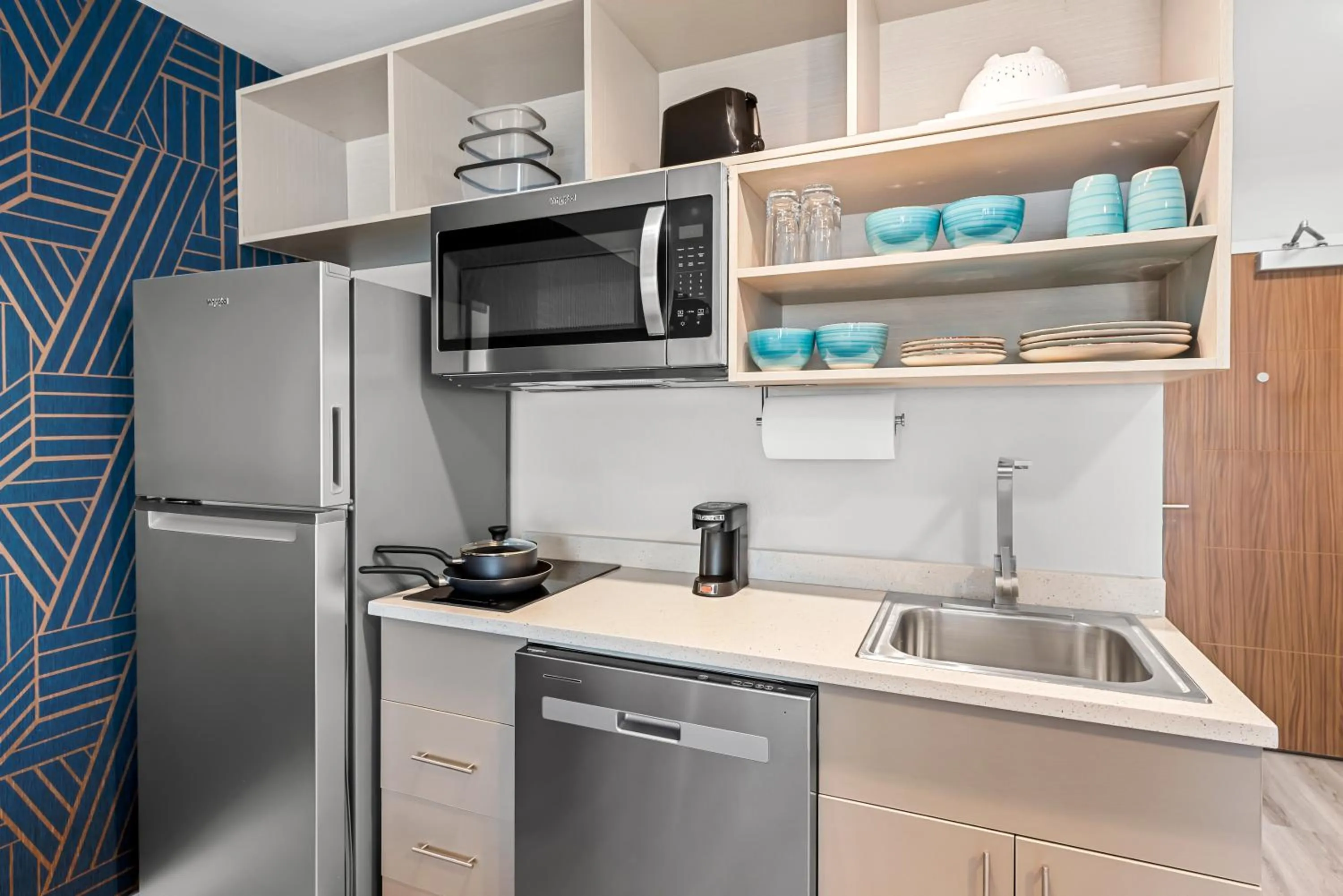 Kitchen or kitchenette in Suburban Studios Columbus North