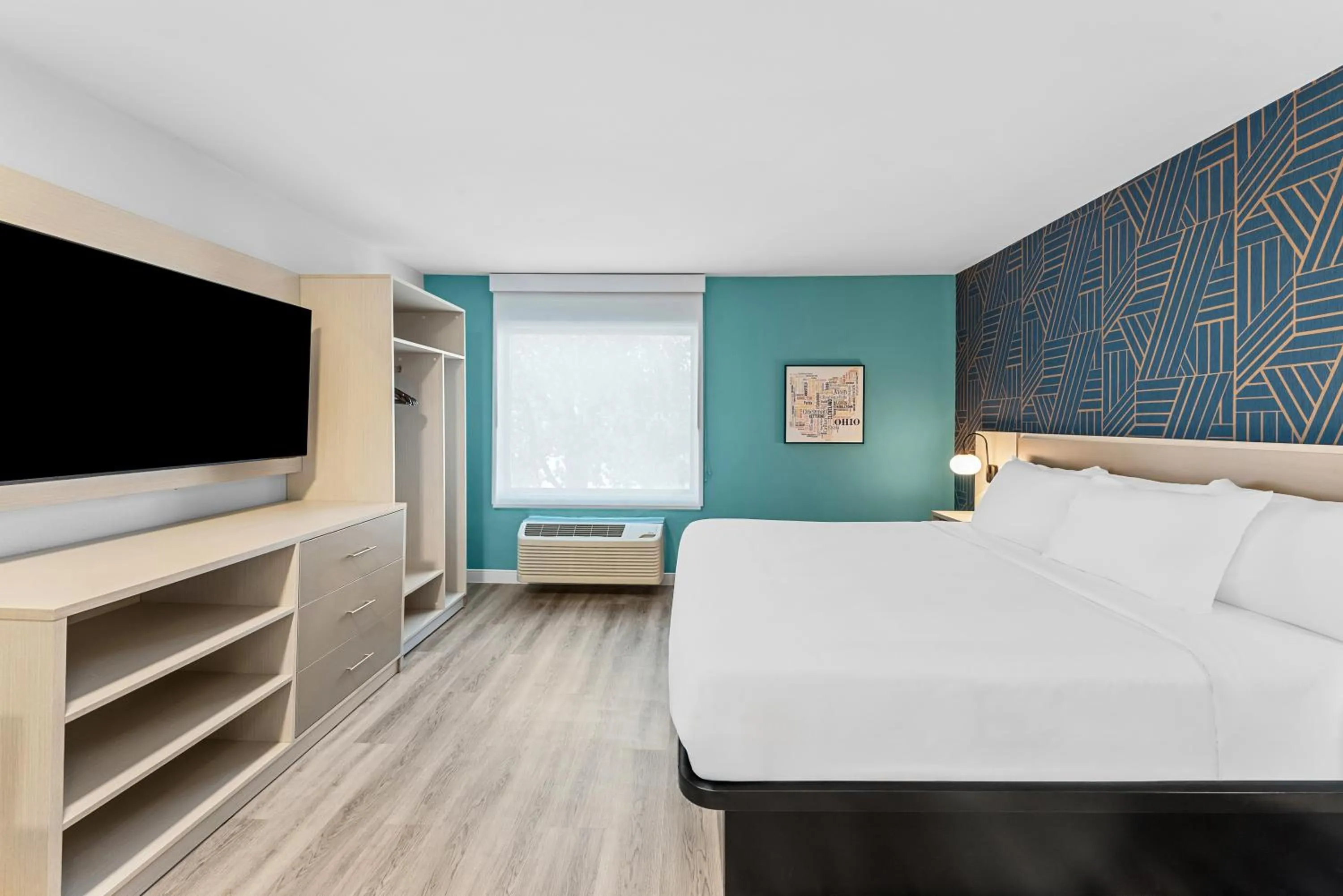 Communal lounge/ TV room, Bed in Suburban Studios Columbus North