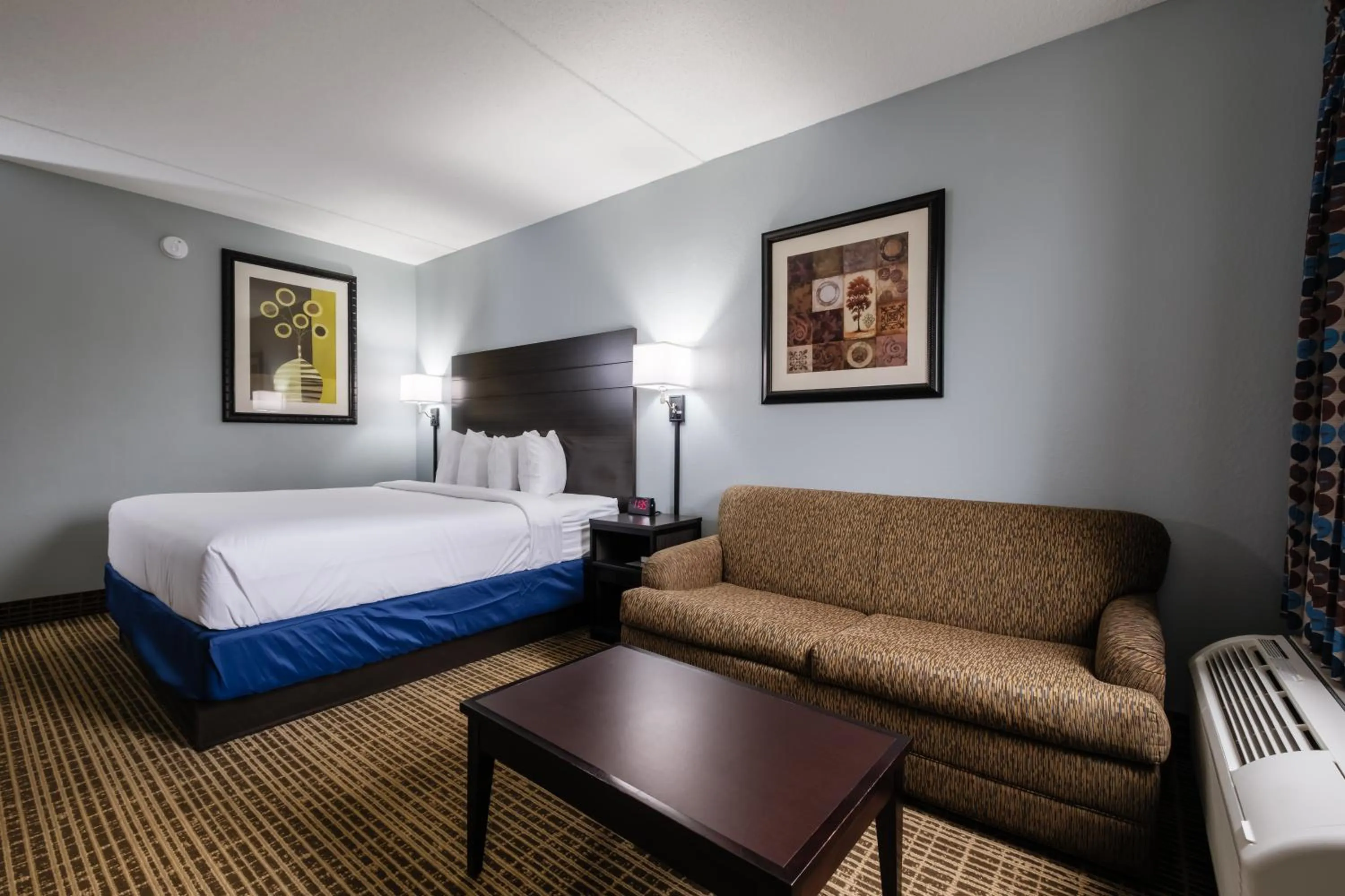 Bedroom, Bed in Baymont by Wyndham Louisville Airport South