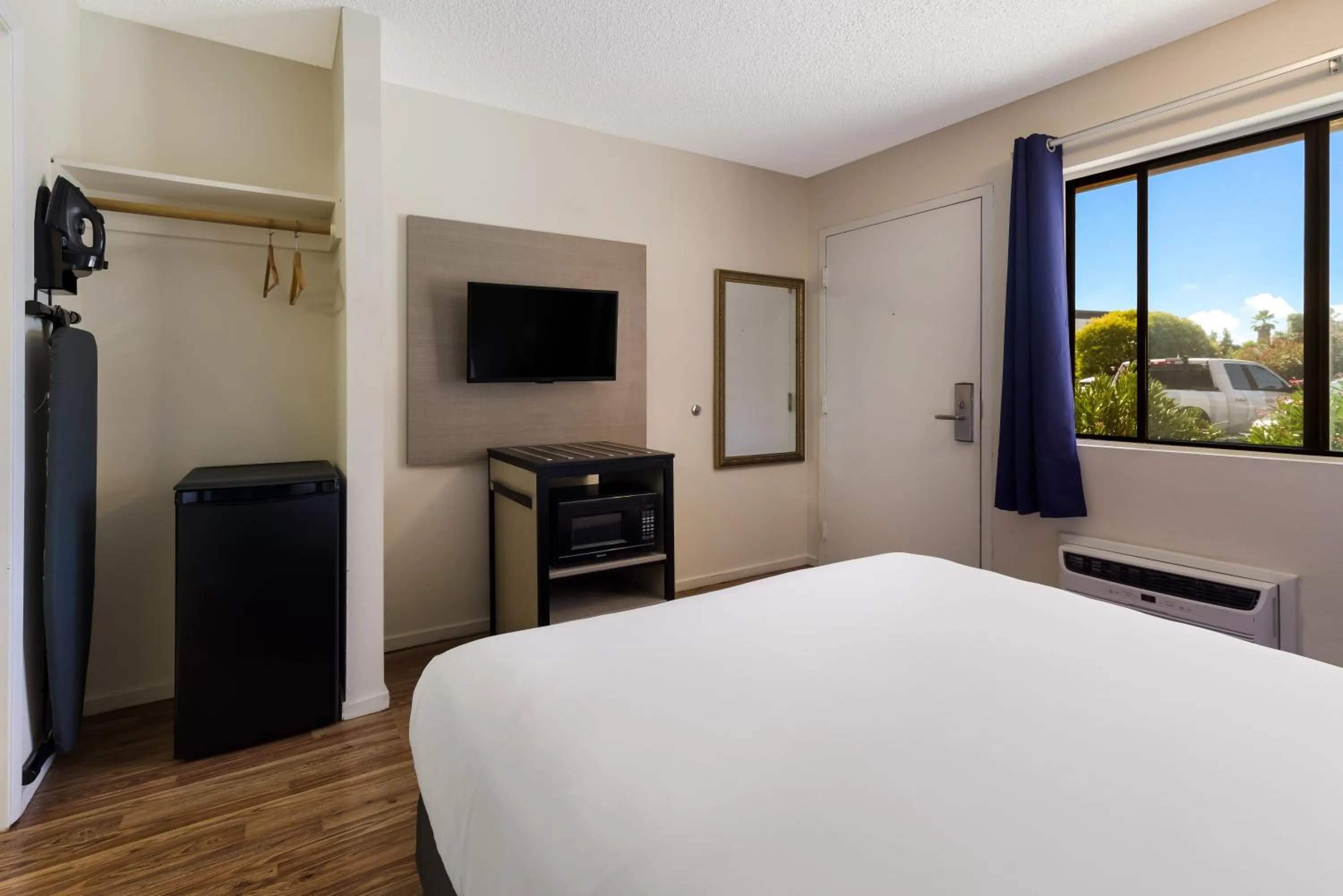 minibar, Bed in Rodeway Inn Livermore