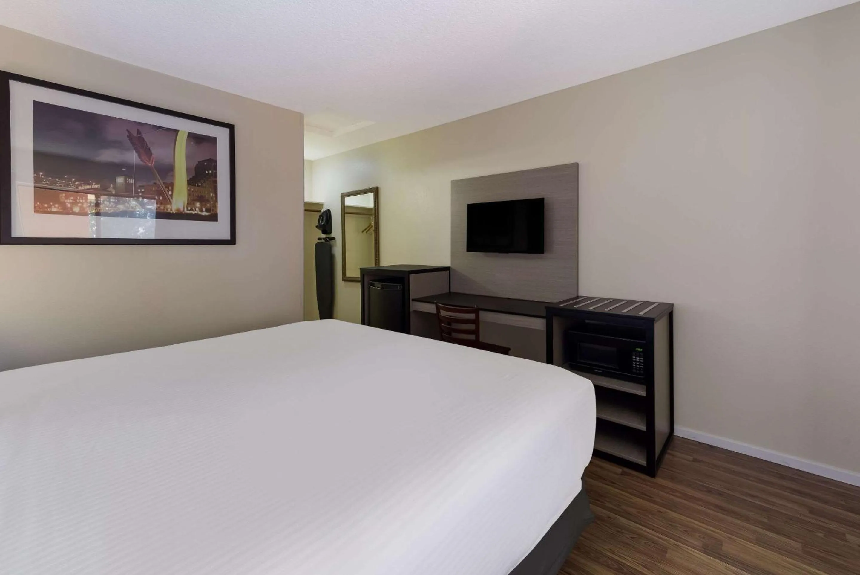 Bedroom, Bed in Rodeway Inn Livermore