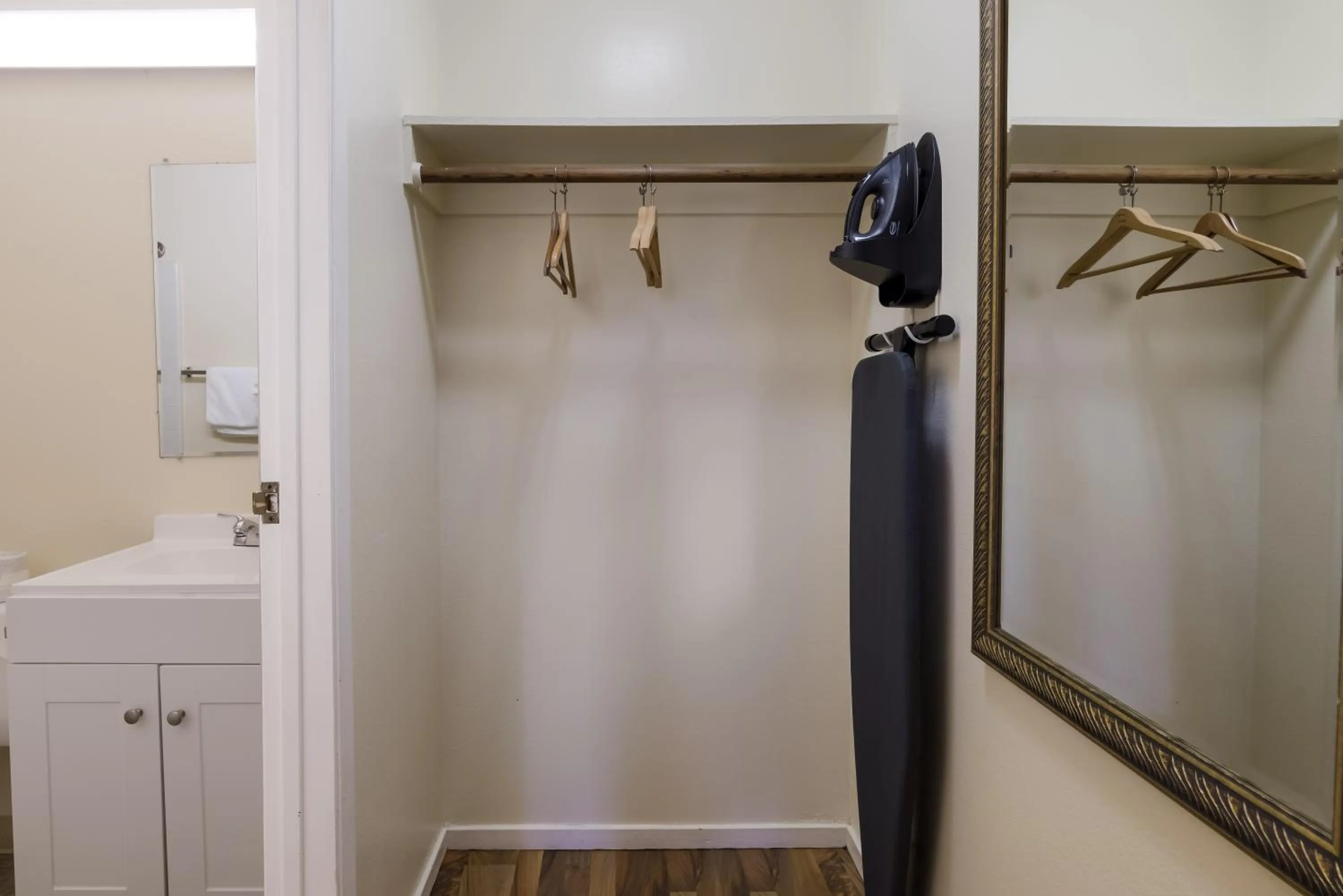 furniture in Rodeway Inn Livermore