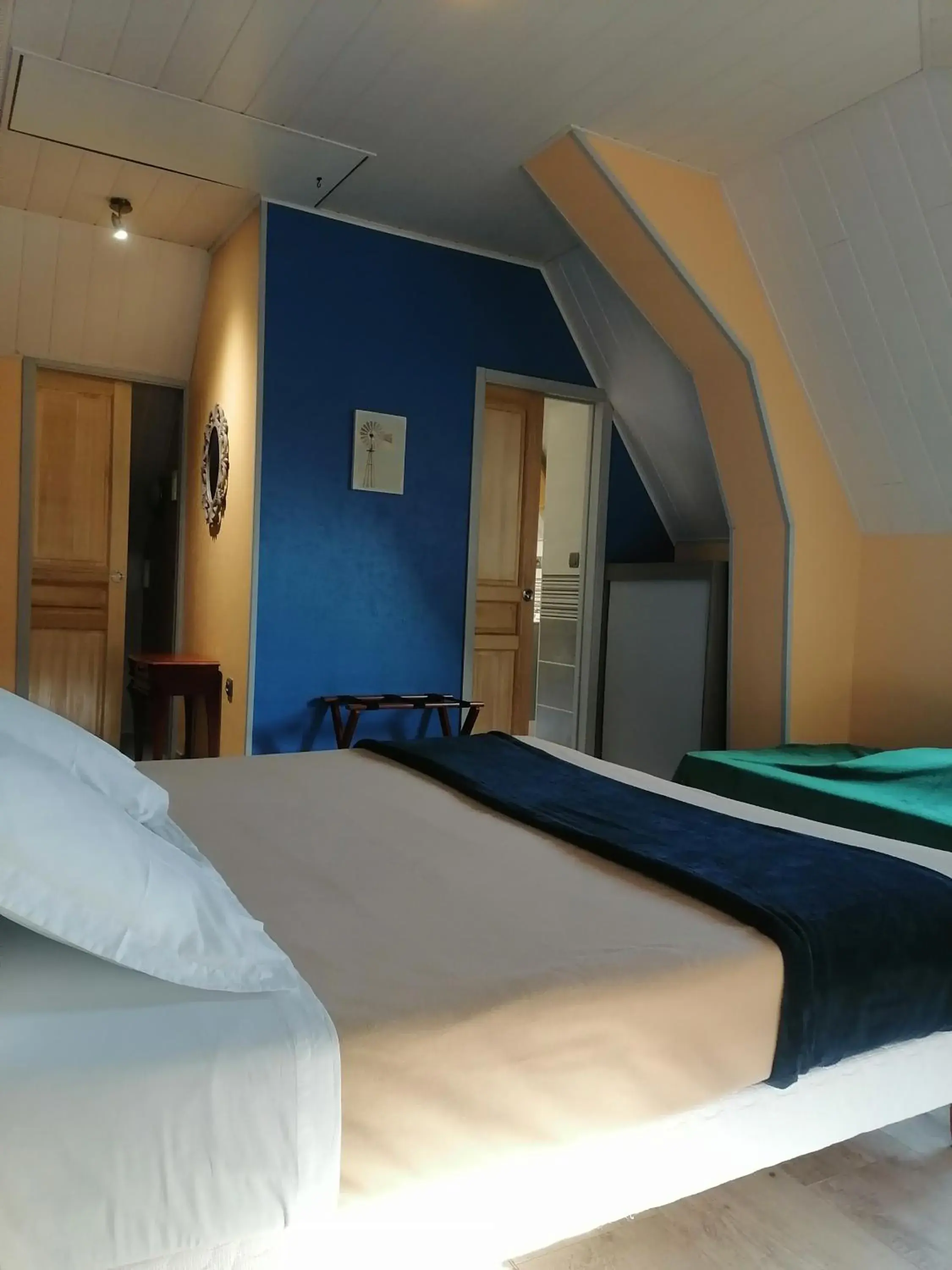 Double or Twin Room with Bathroom in LES 4 VENTS Double or Twin Room with Bathroom in LES 4 VENTS