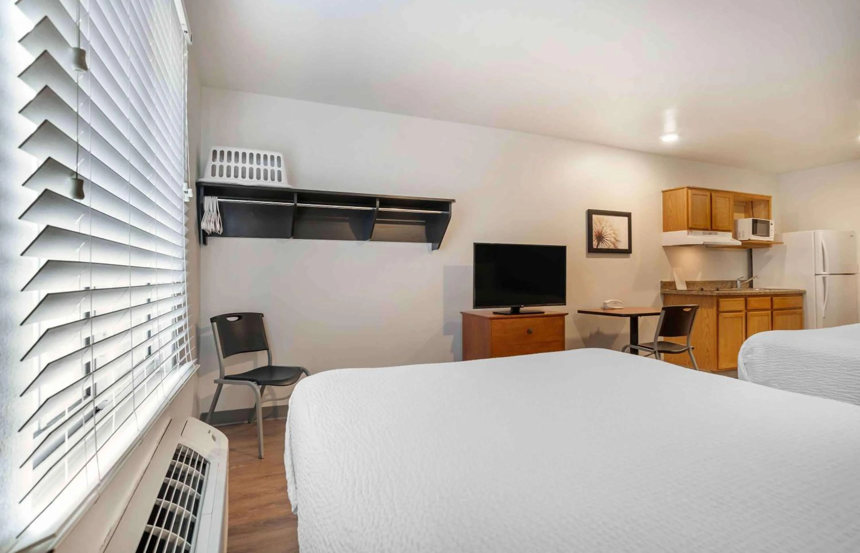 Bedroom, Bed in Extended Stay America Select Suites - Pensacola - Northeast