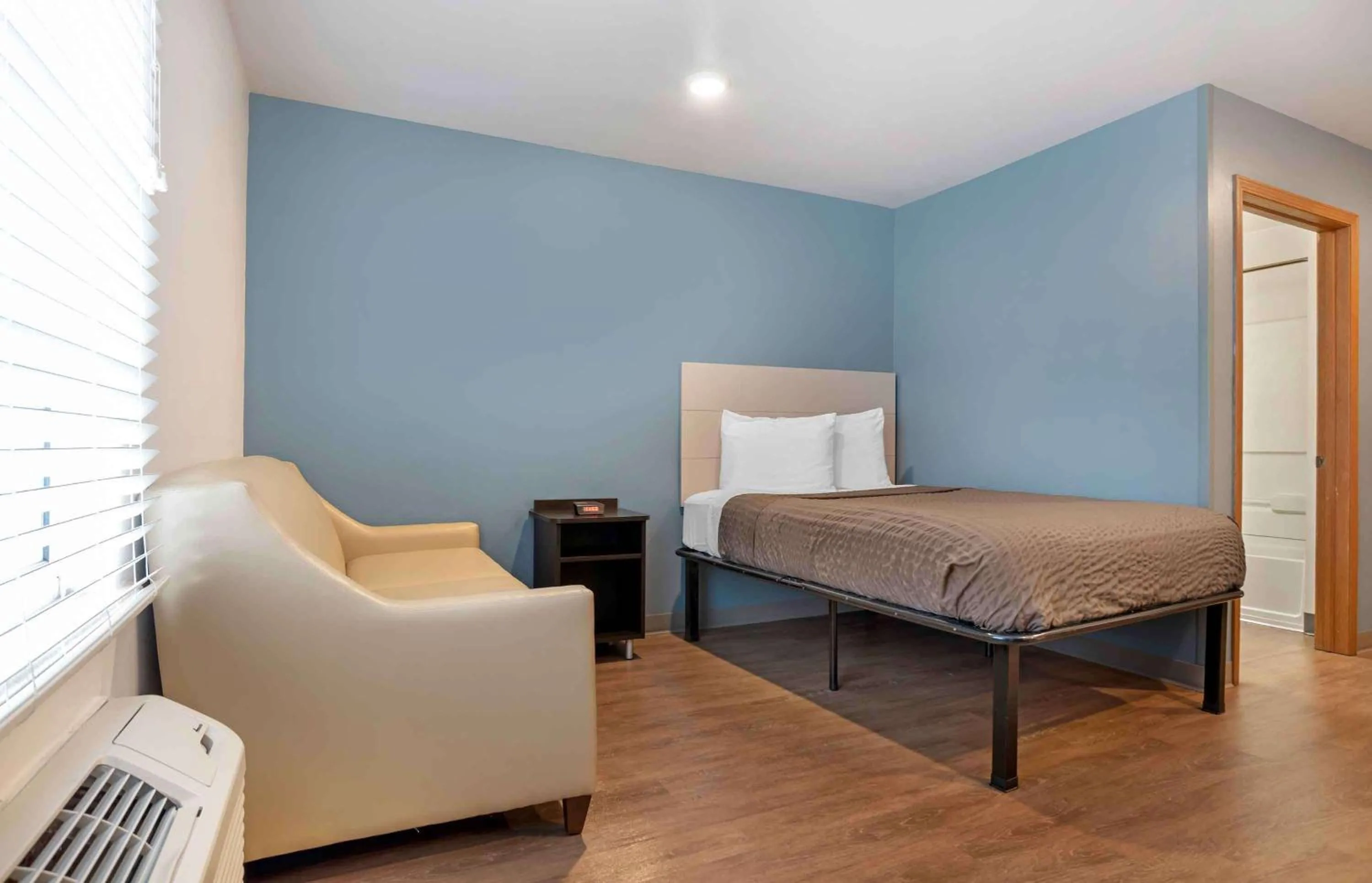 Bedroom, Bed in Extended Stay America Select Suites - Pensacola - Northeast