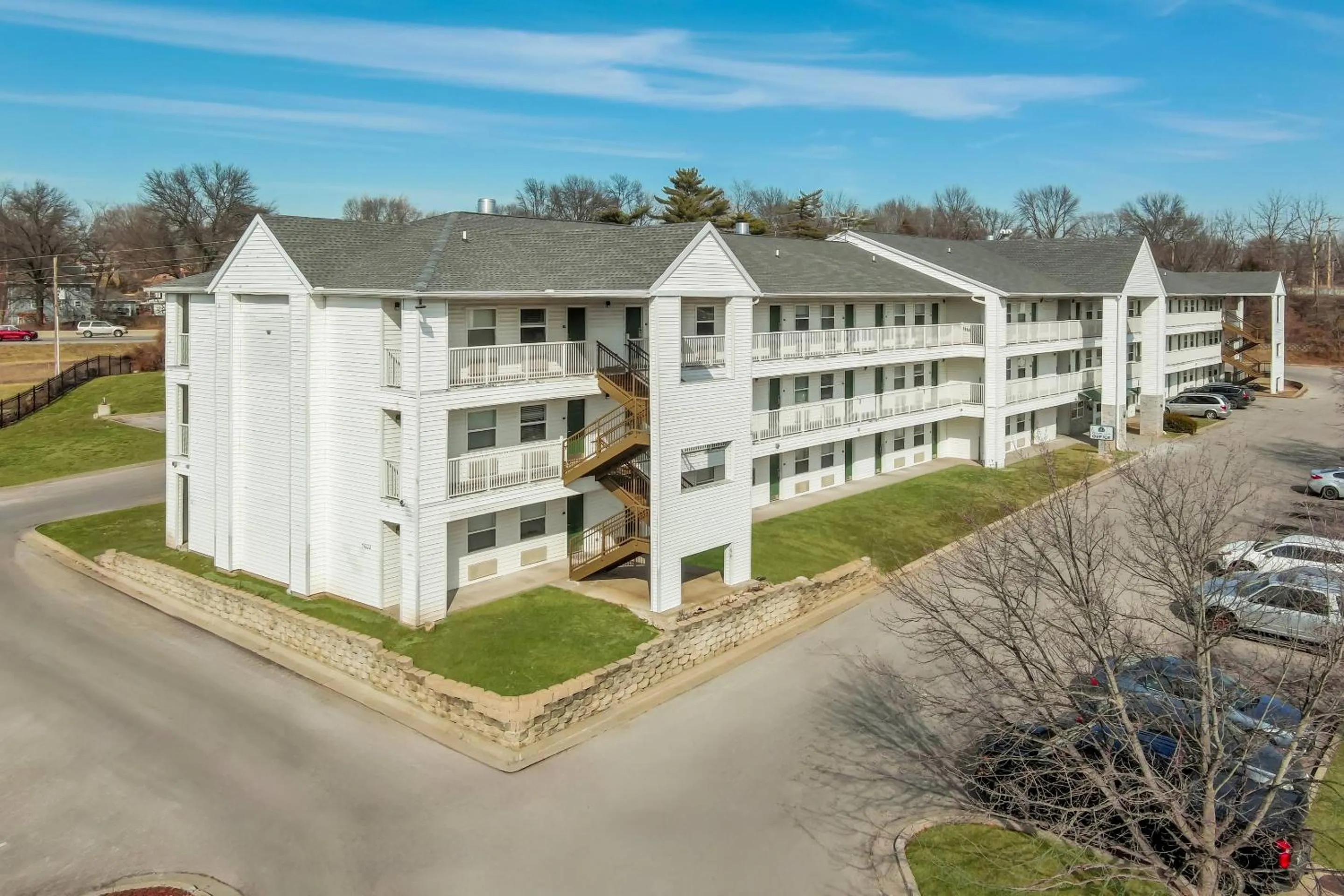 Property building in Birch Hill Suites Kansas City - Independence