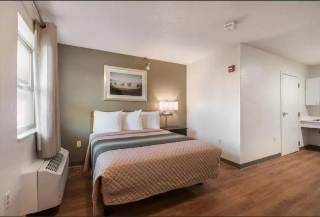 Bed in Birch Hill Suites Kansas City - Independence