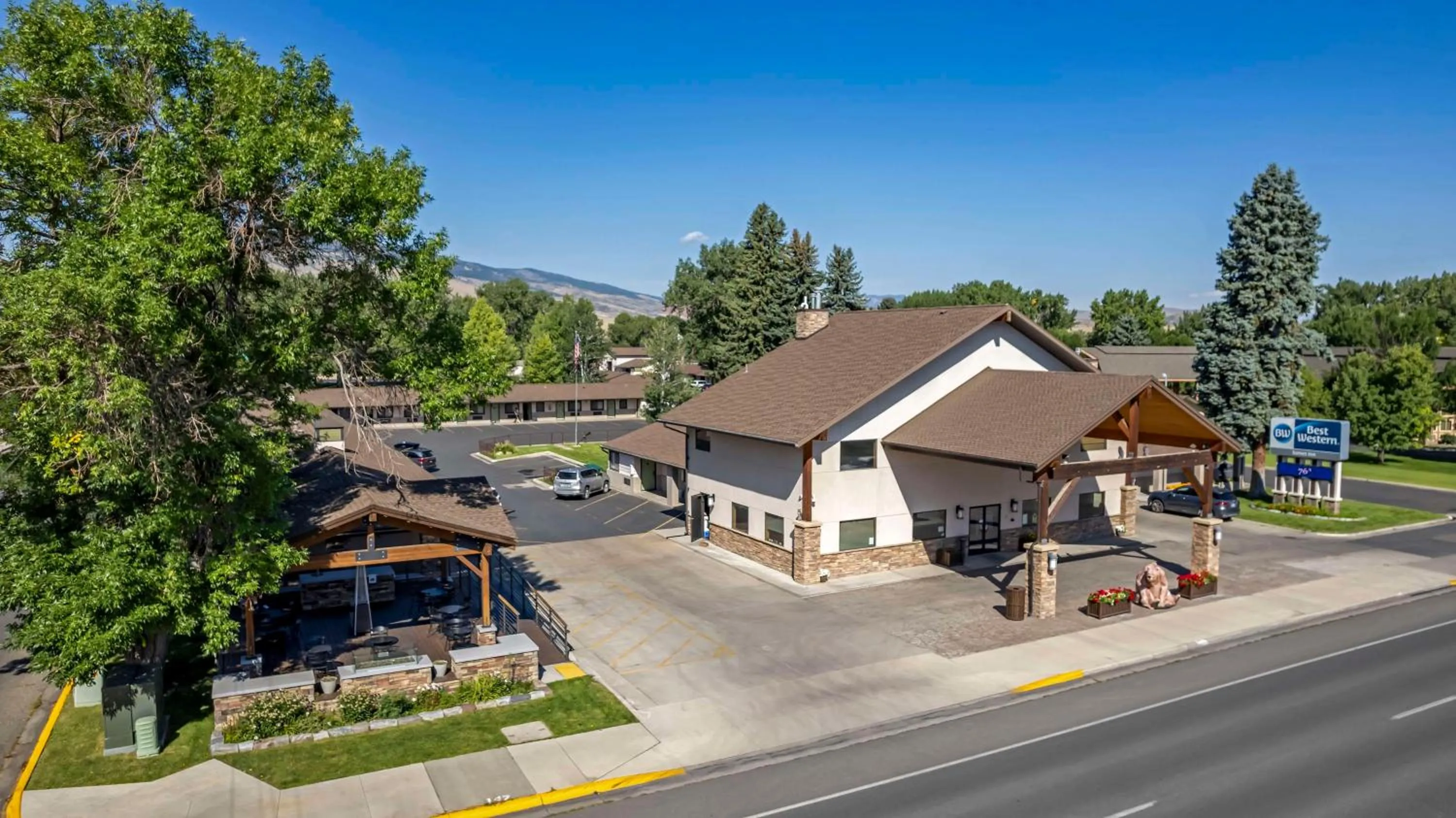 Property building in Best Western Sunset Inn