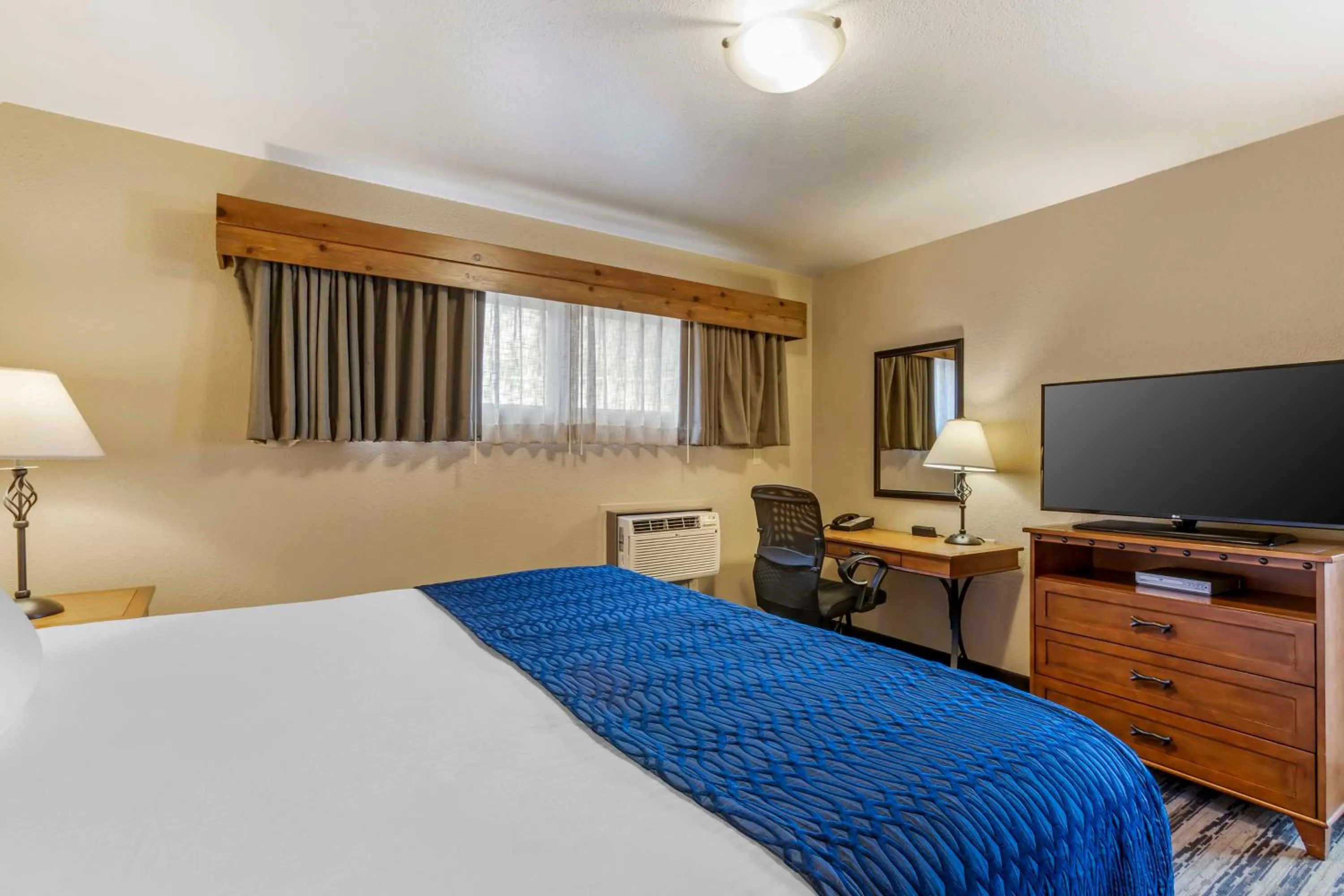 Bedroom, Bed in Best Western Sunset Inn