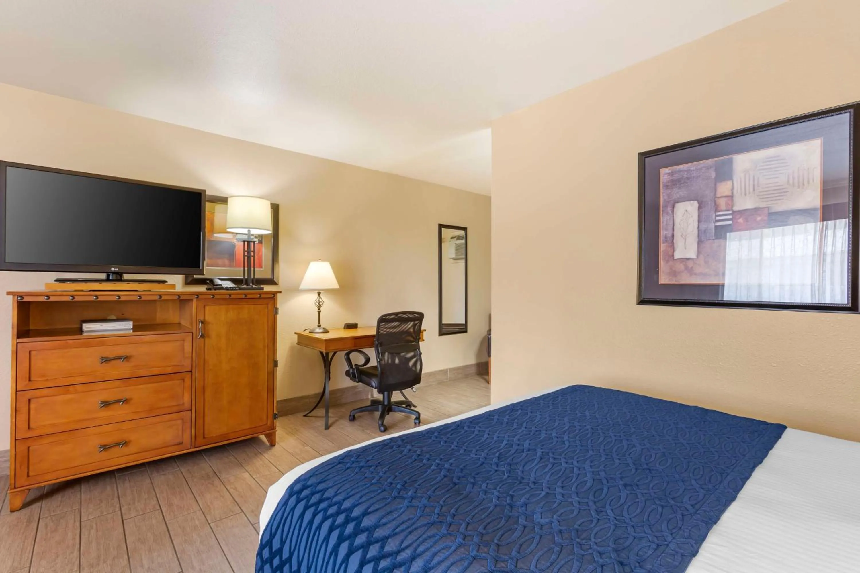 Bedroom, Bed in Best Western Sunset Inn