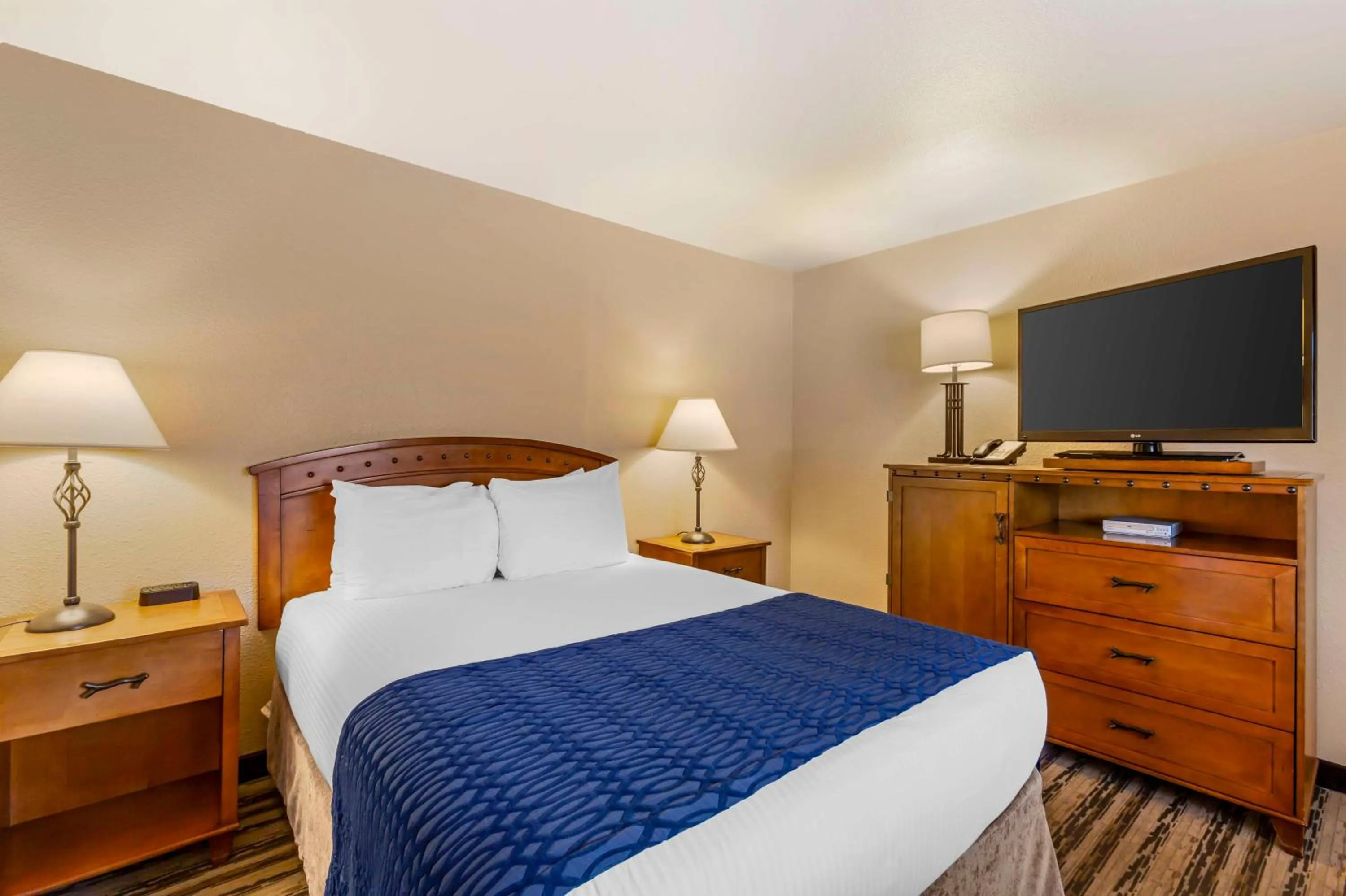 Bedroom, Bed in Best Western Sunset Inn