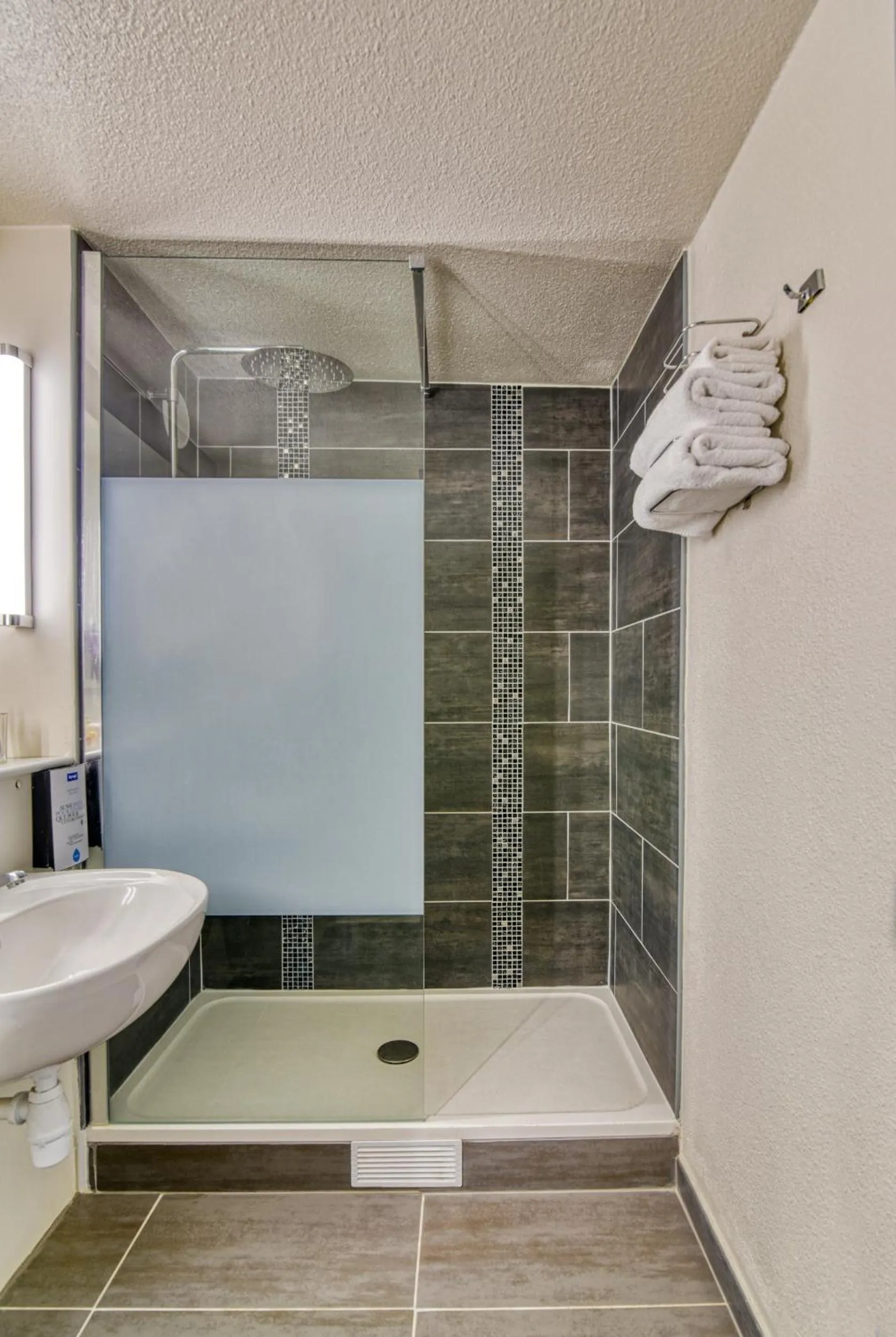 Bathroom in Kyriad Montauban Sud - Albasud