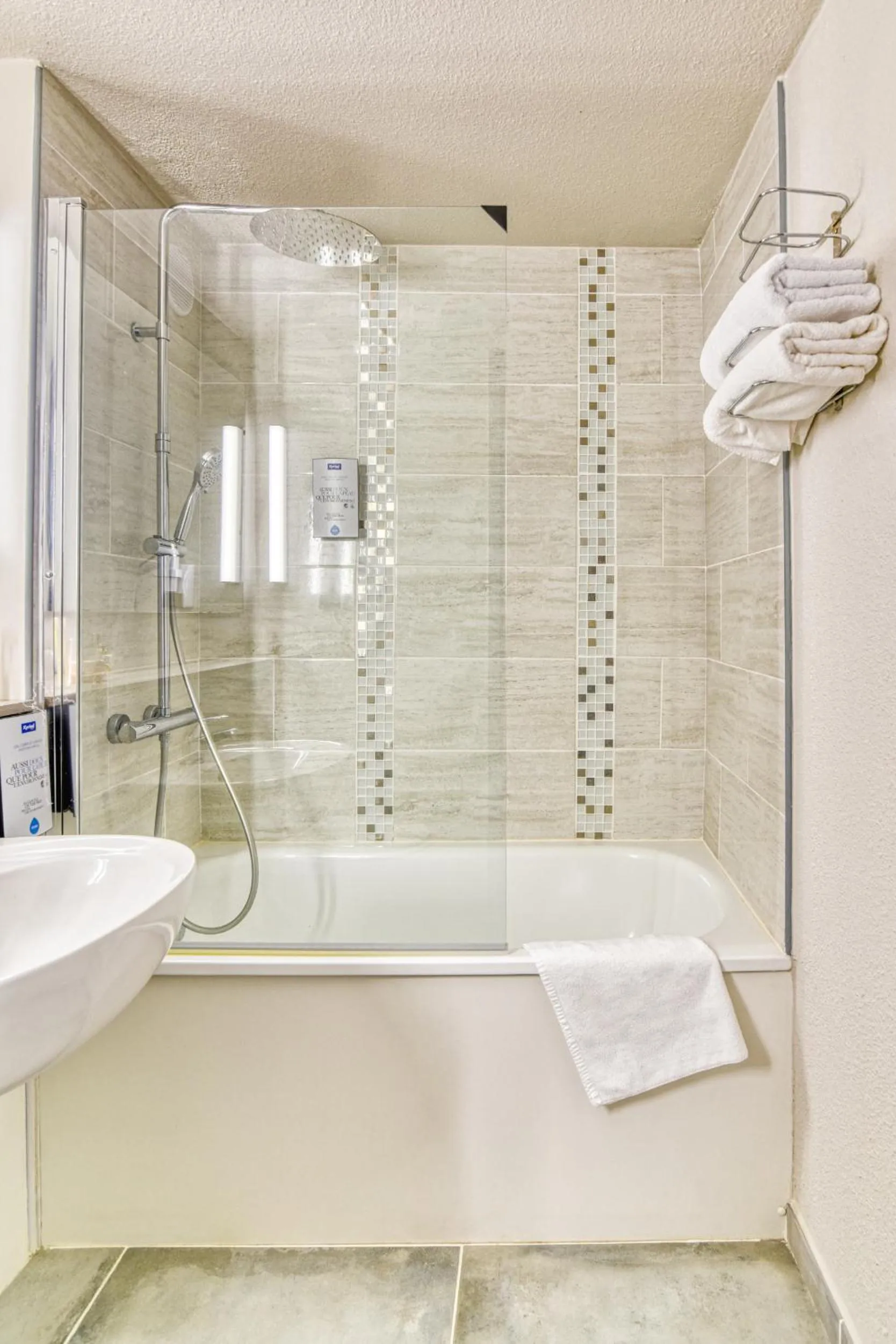 Bath in Kyriad Montauban Sud - Albasud