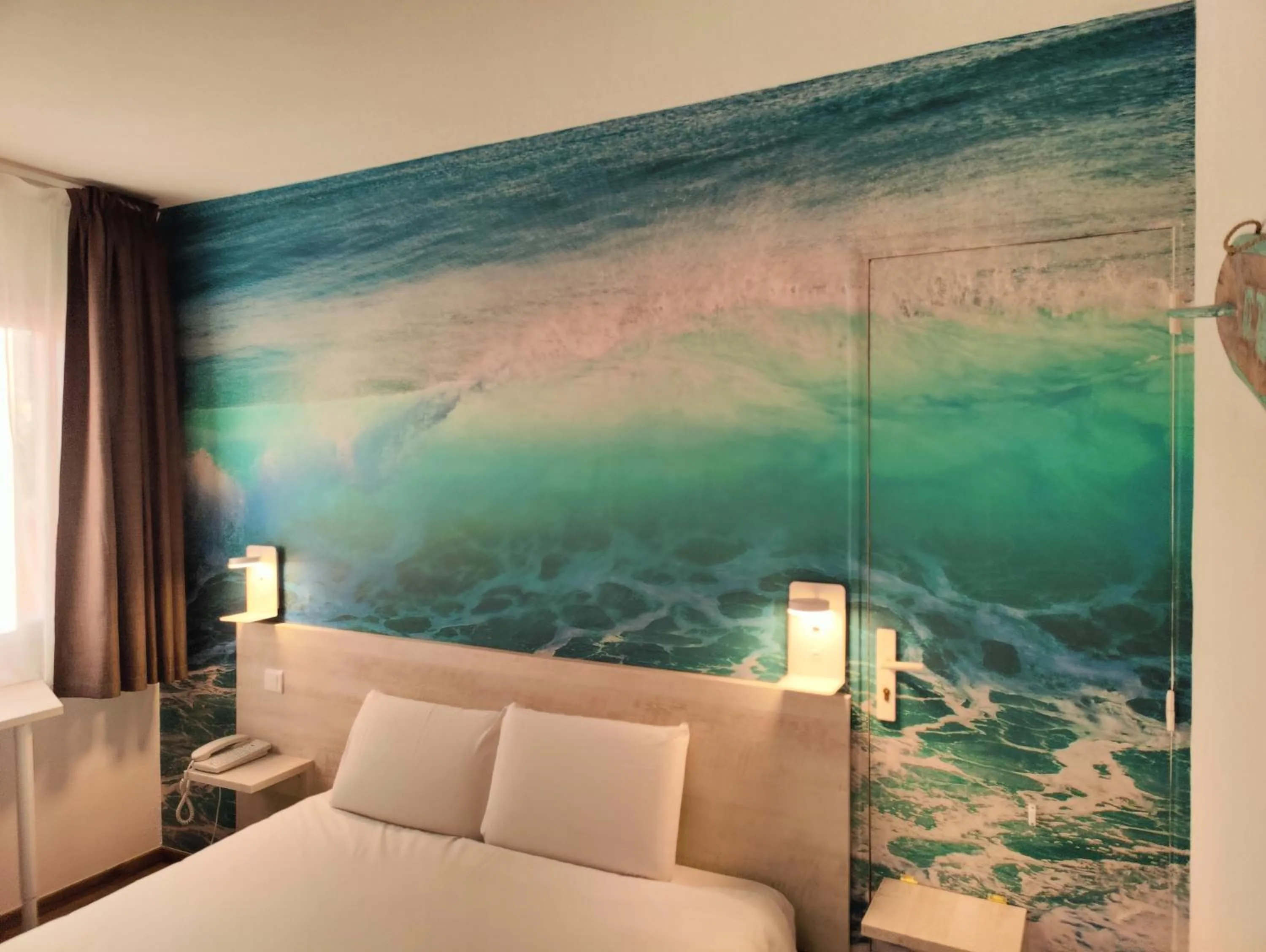 Photo of the whole room, Bed in The Originals City, Hôtel L'Hippocampe, Sète Balaruc-le-Vieux