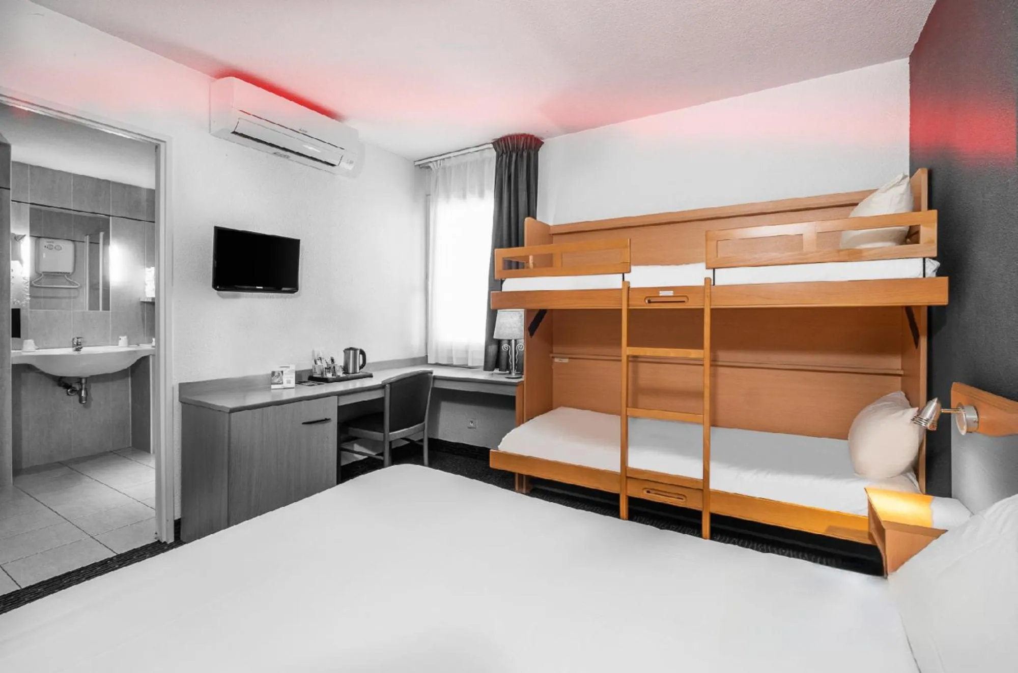 Bed in The Originals City, Hôtel L'Hippocampe, Sète Balaruc-le-Vieux