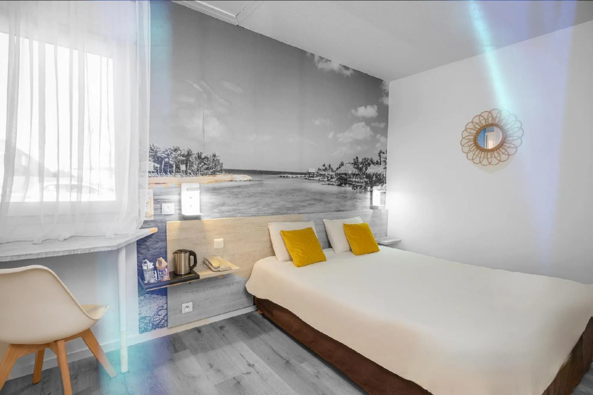 Bedroom, Bed in The Originals City, Hôtel L'Hippocampe, Sète Balaruc-le-Vieux