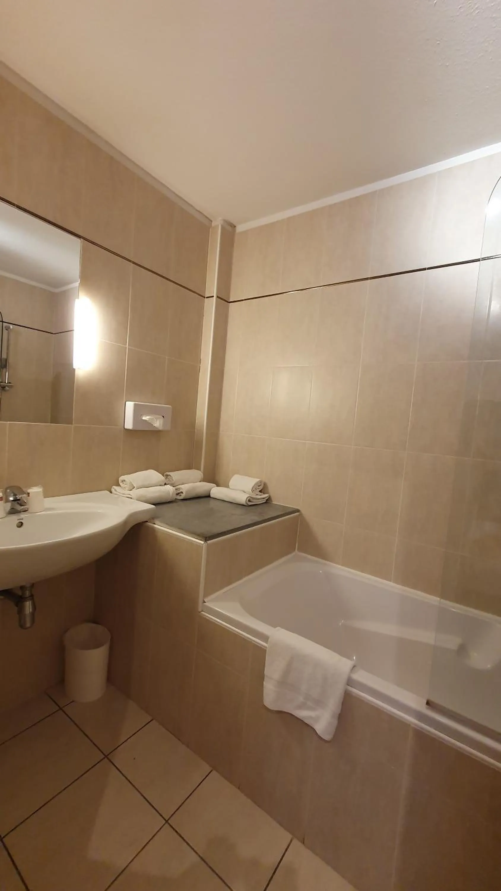 Bathroom in The Originals City, Hôtel L'Hippocampe, Sète Balaruc-le-Vieux