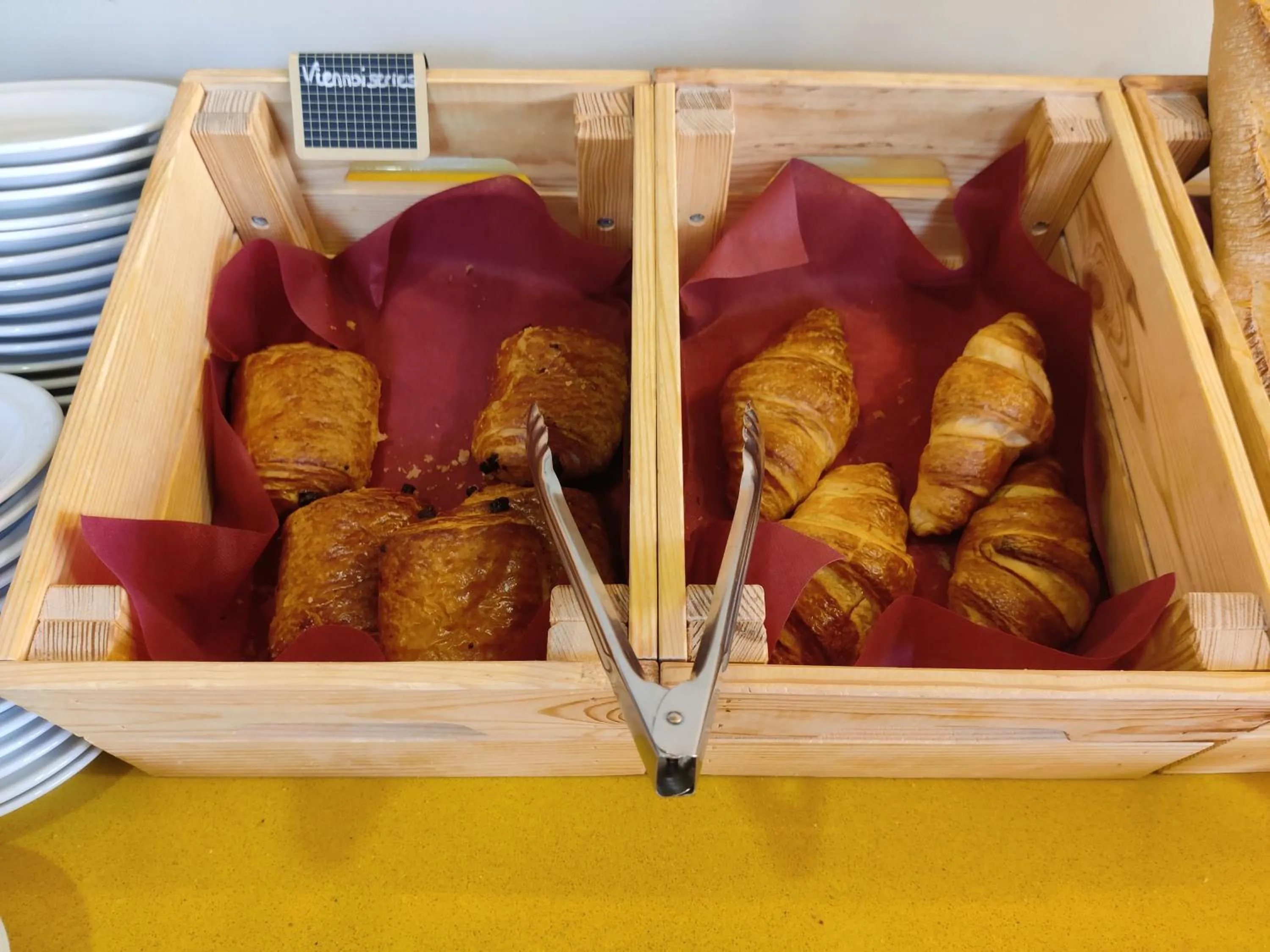 Buffet breakfast in The Originals City, Hôtel L'Hippocampe, Sète Balaruc-le-Vieux