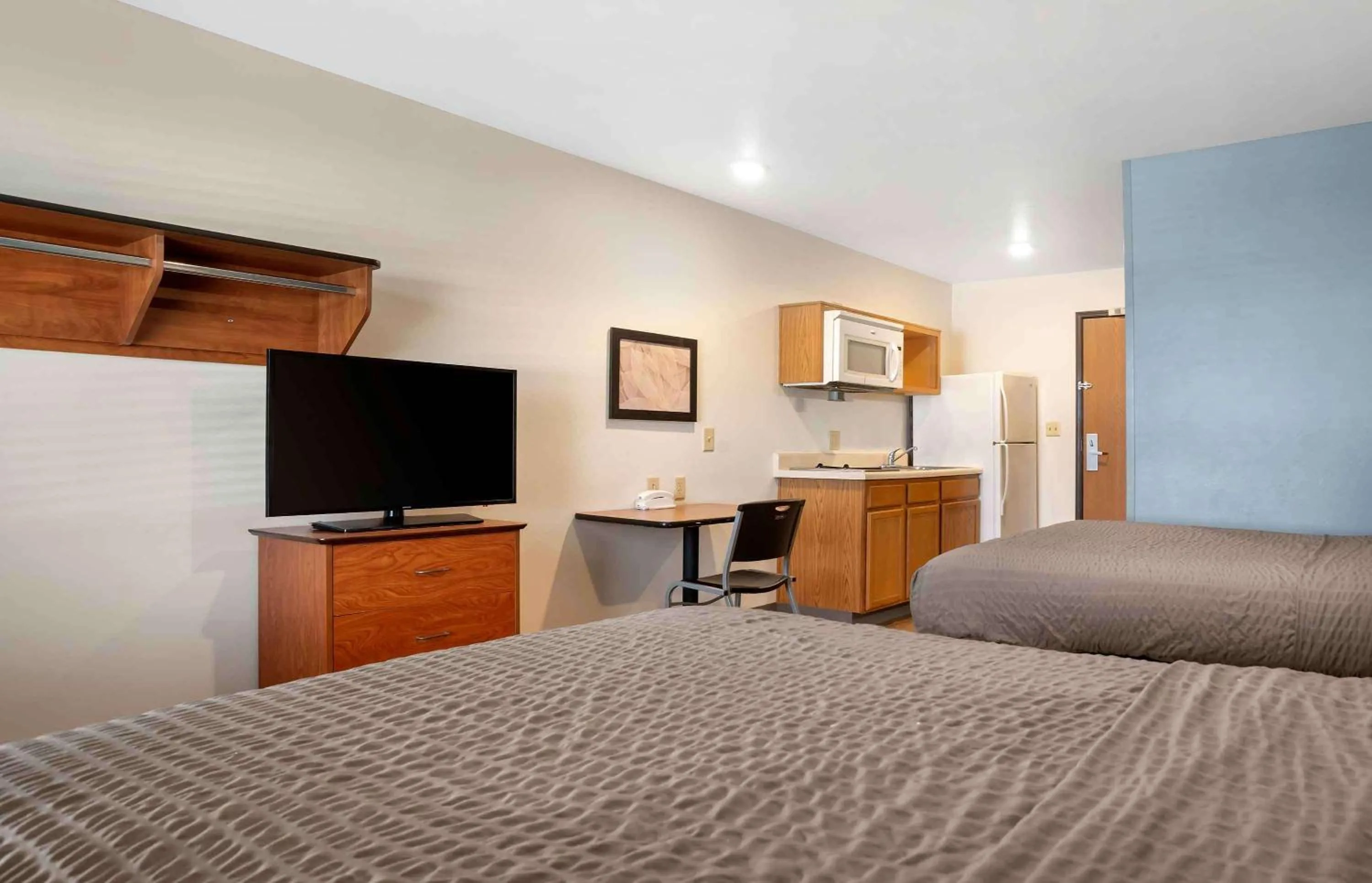 Bedroom, Bed in Extended Stay America Select Suites - Mobile - Daphne