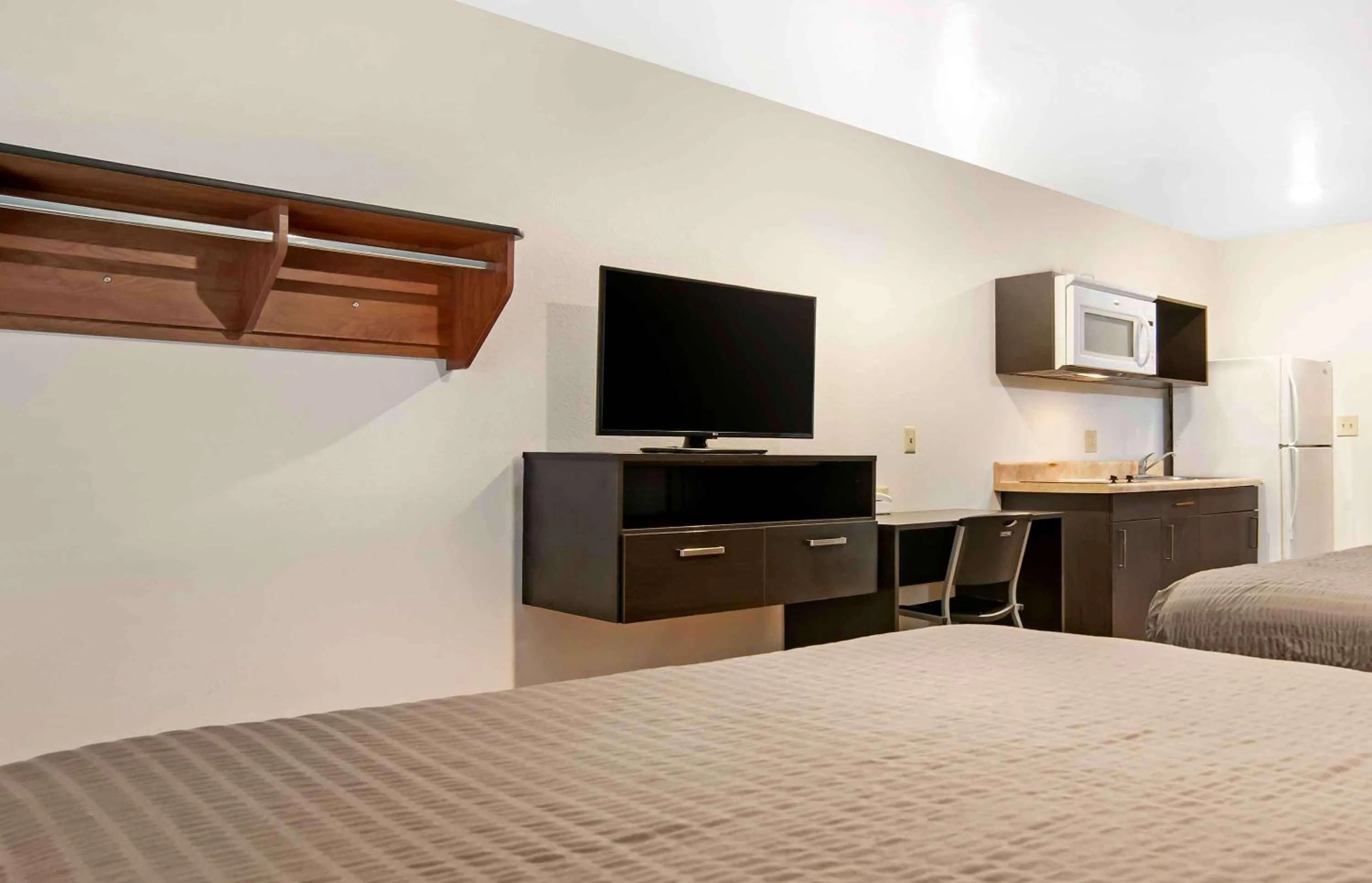 Bedroom, Bed in Extended Stay America Select Suites - Mobile - Daphne