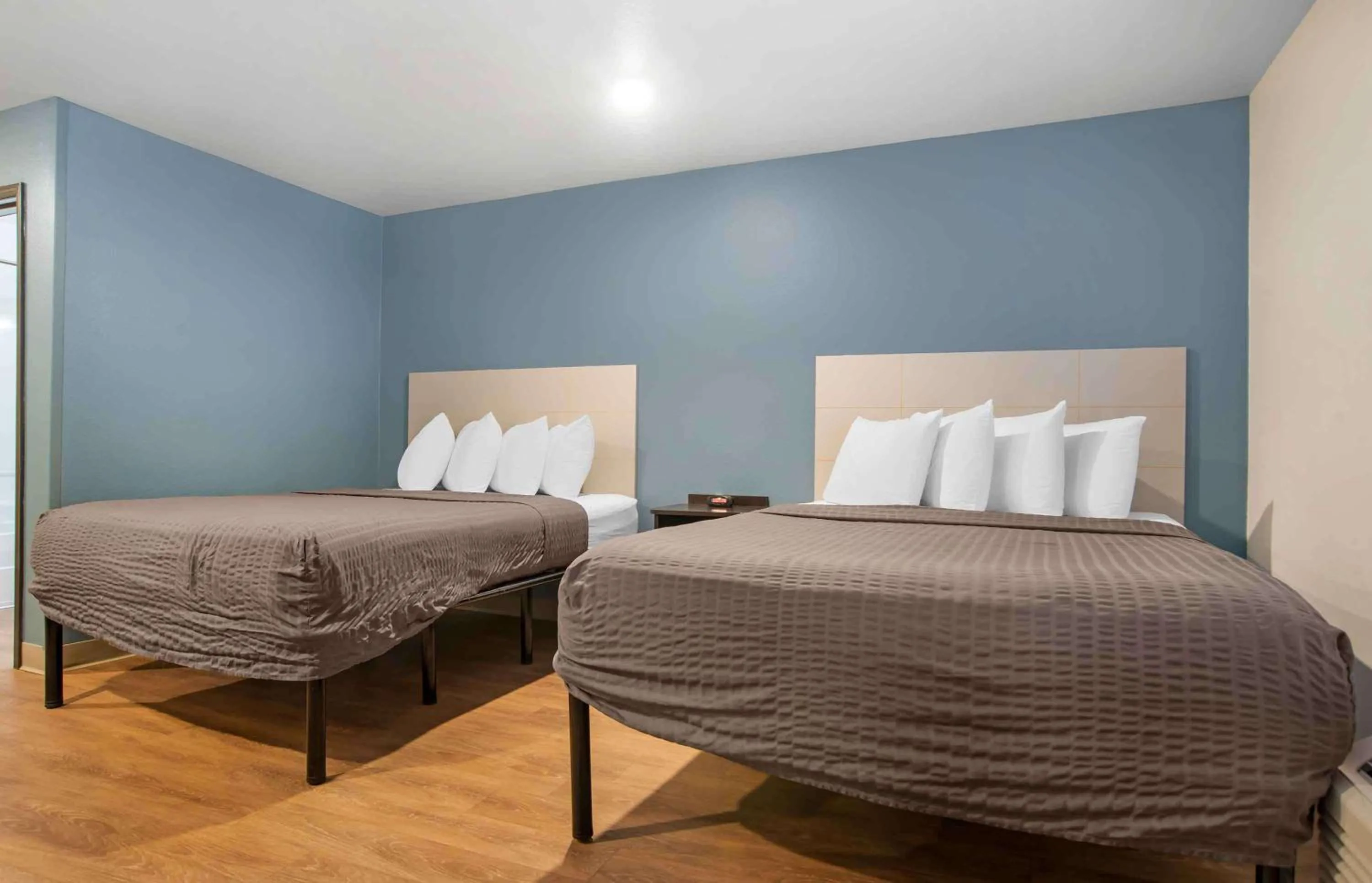 Bedroom, Bed in Extended Stay America Select Suites - Mobile - Daphne