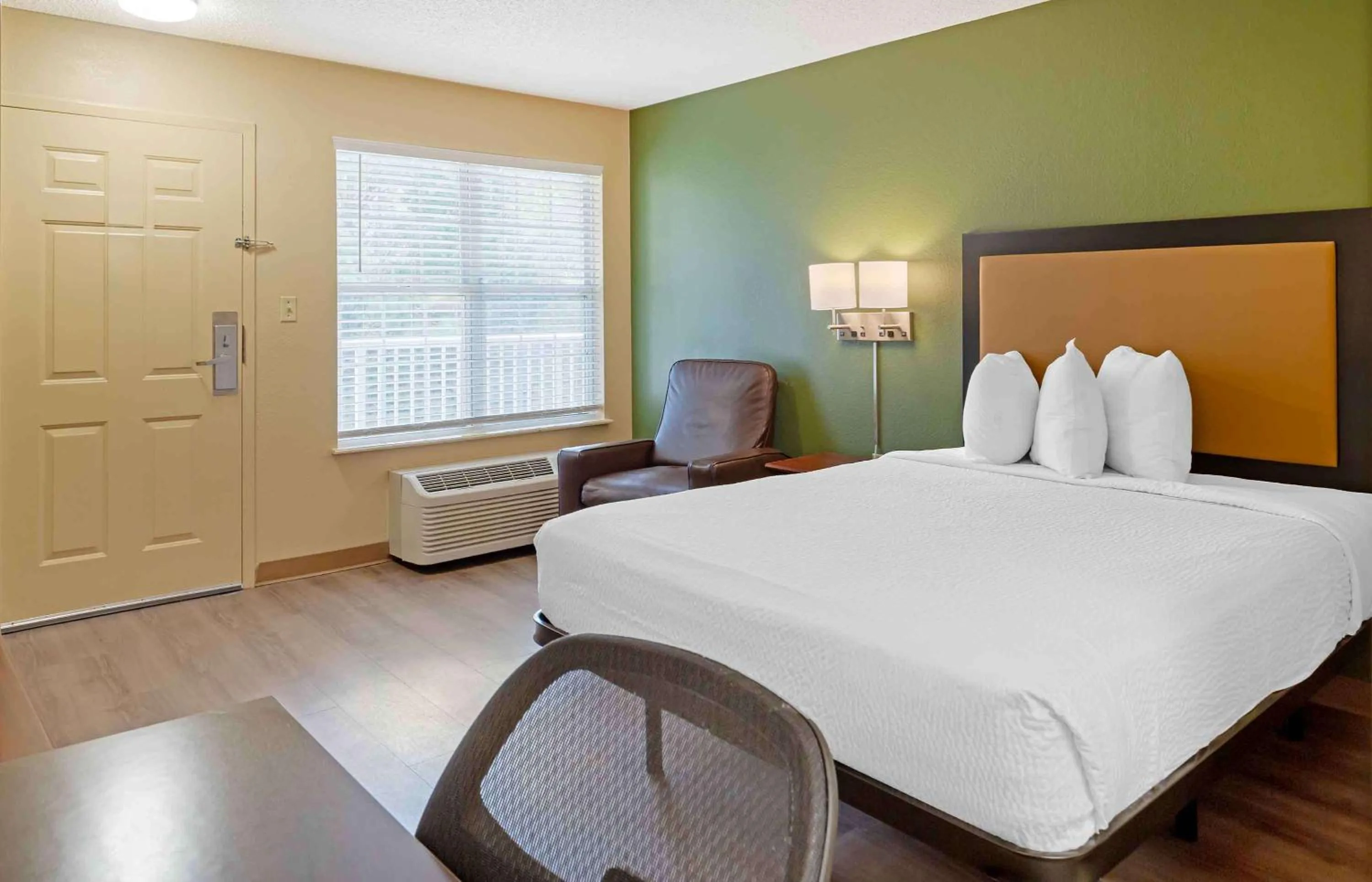 Bedroom, Bed in Extended Stay America Select Suites - Durham - University